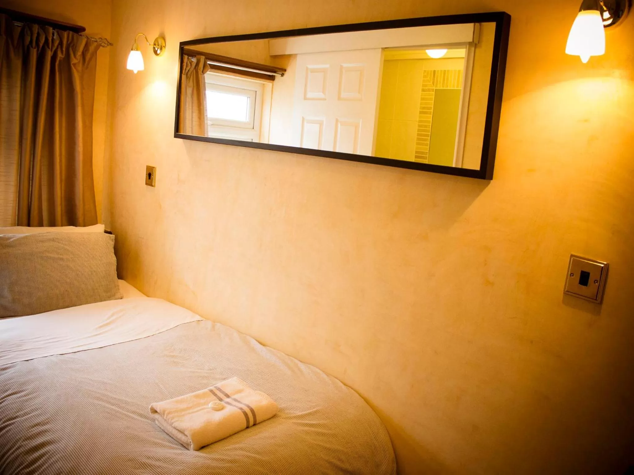 Photo of the whole room, Bed in Cricklewood Lodge Hotel