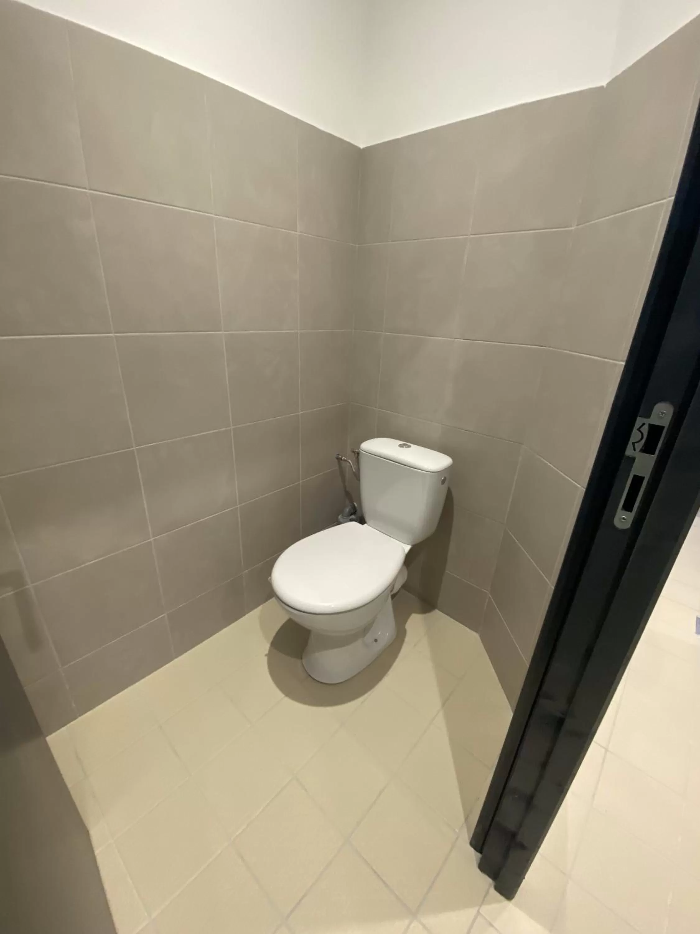 Toilet, Bathroom in APPARTEL 76 CHAMBRES