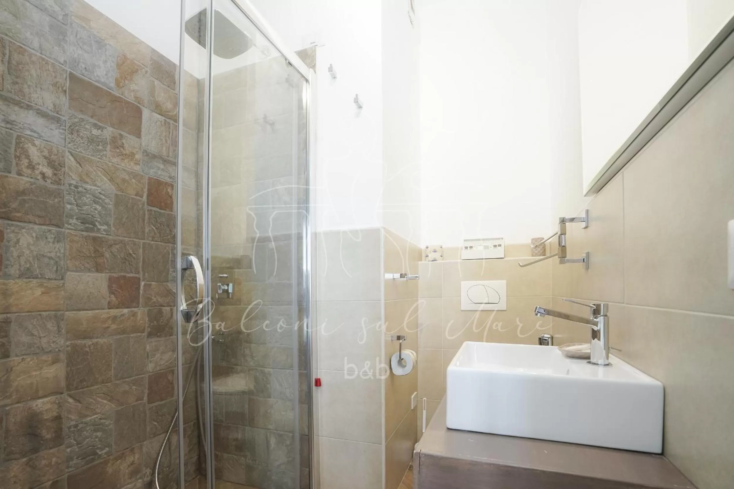 Shower, Bathroom in Balconi sul mare