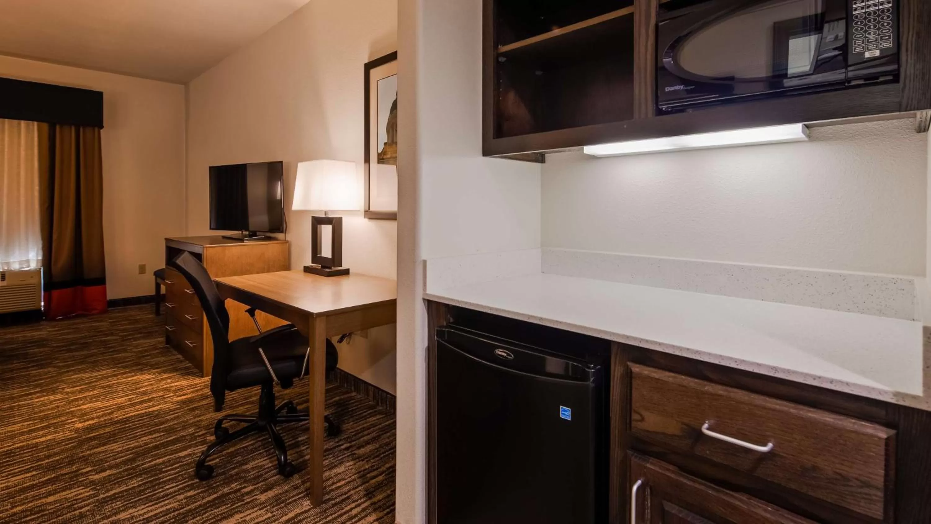 Photo of the whole room in Best Western Plus Ardmore Inn & Suites