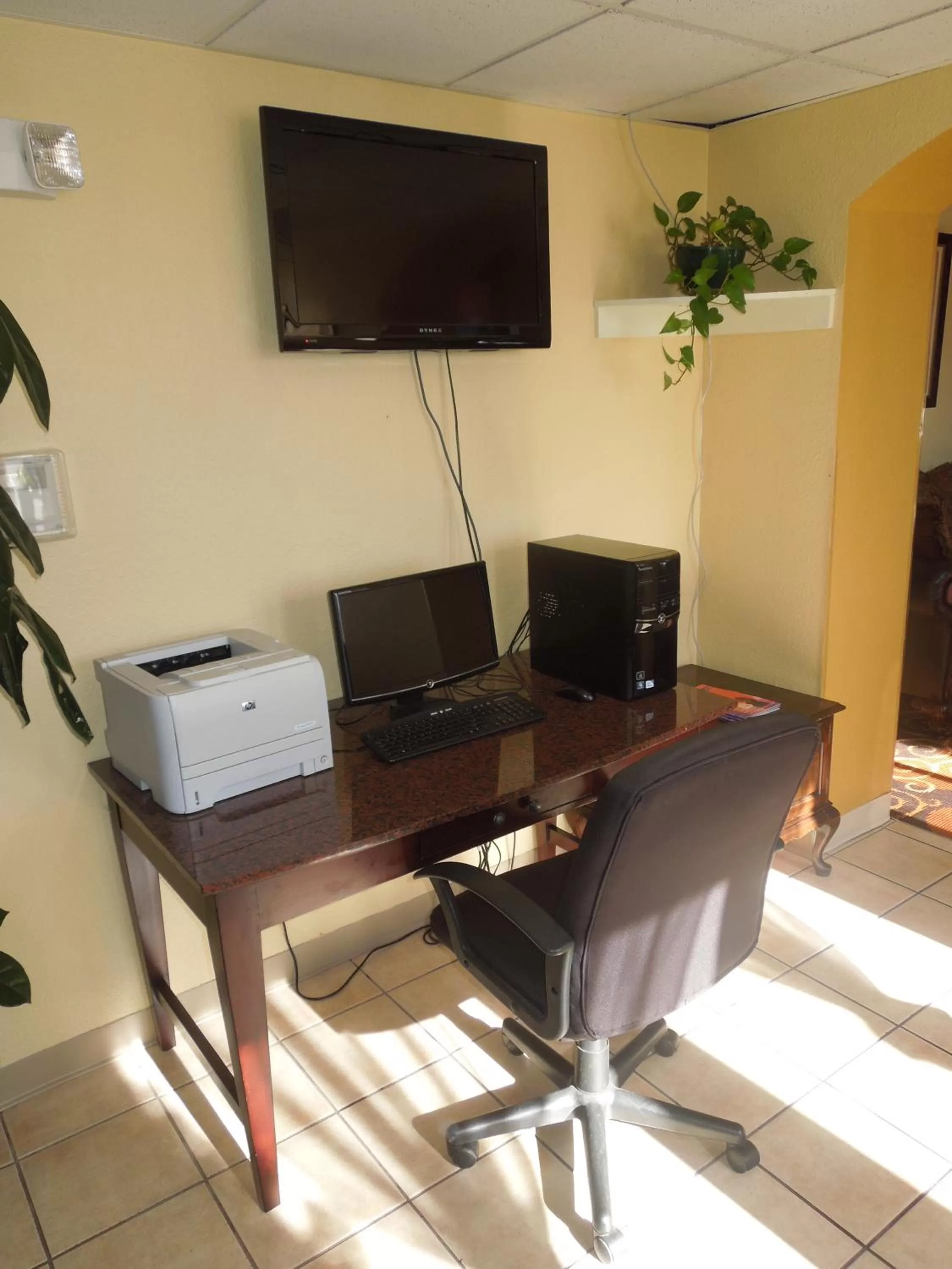 Business facilities, TV/Entertainment Center in Days Inn by Wyndham Colchester Burlington