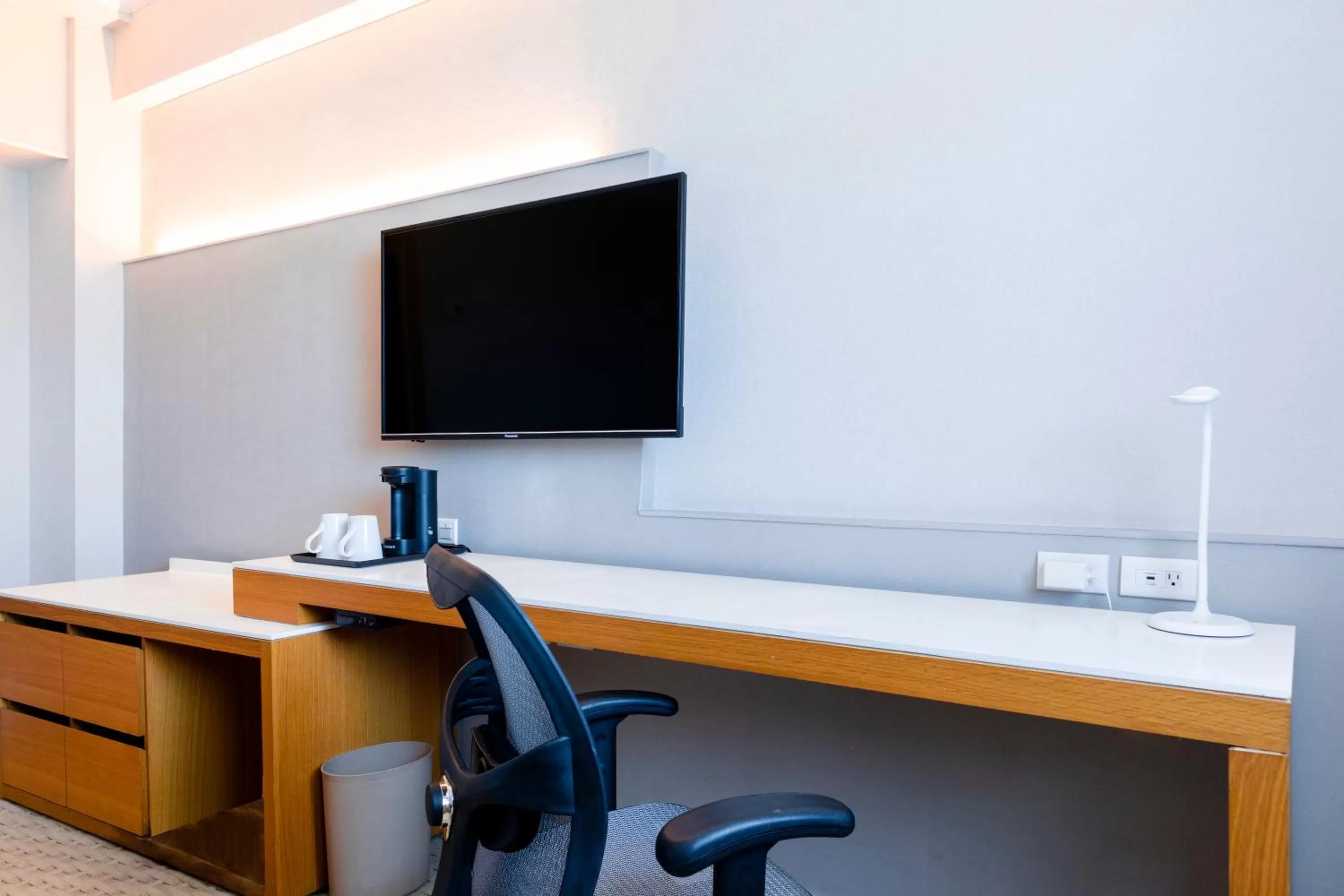 Communal lounge/ TV room in Crowne Plaza Managua by IHG