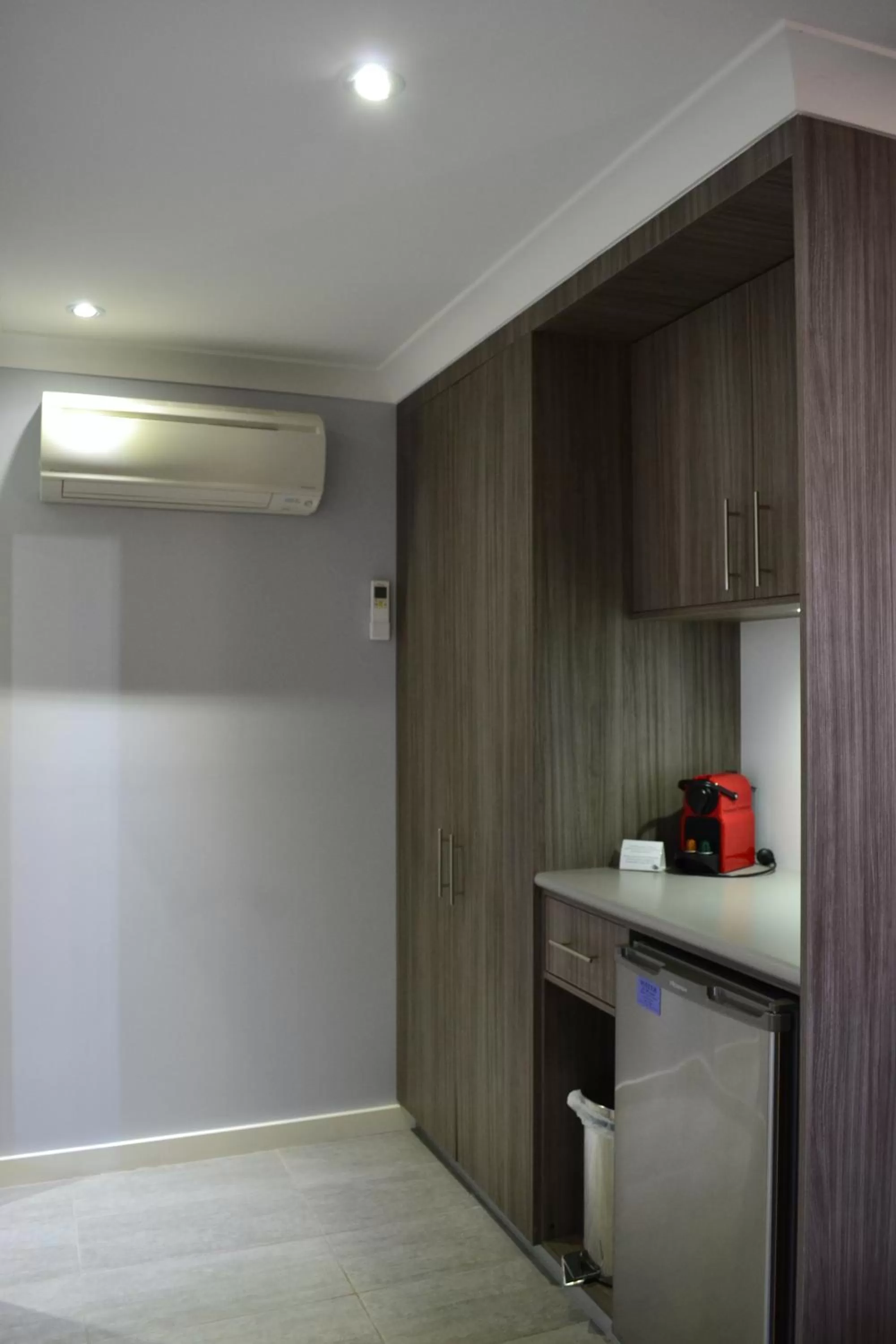 Kitchen or kitchenette in Cattlemans Country Motor Inn & Serviced Apartments