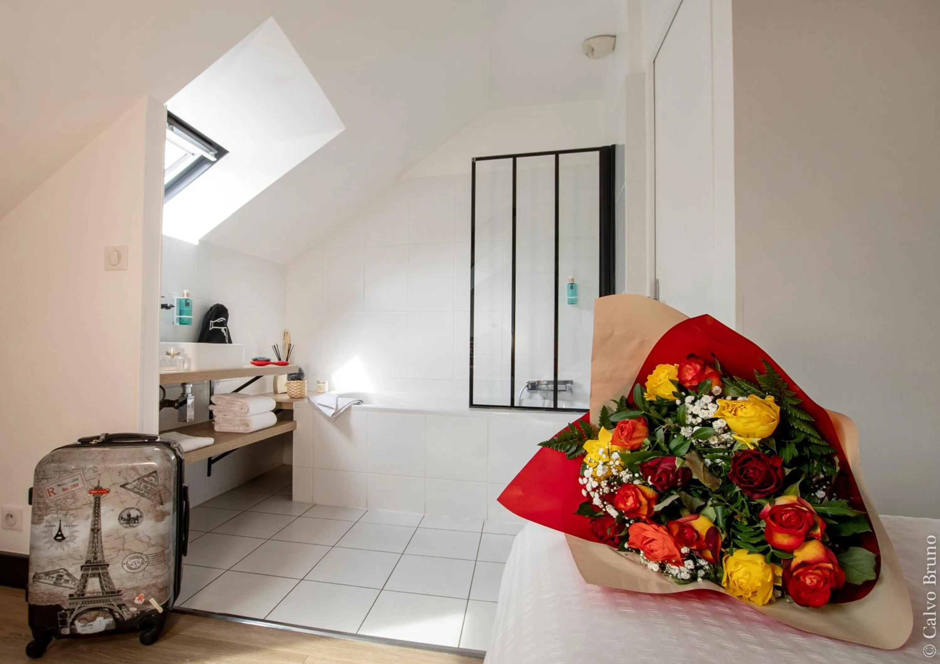 Bathroom, Bed in 26 Faubourg - Ex-Hotel de Reims