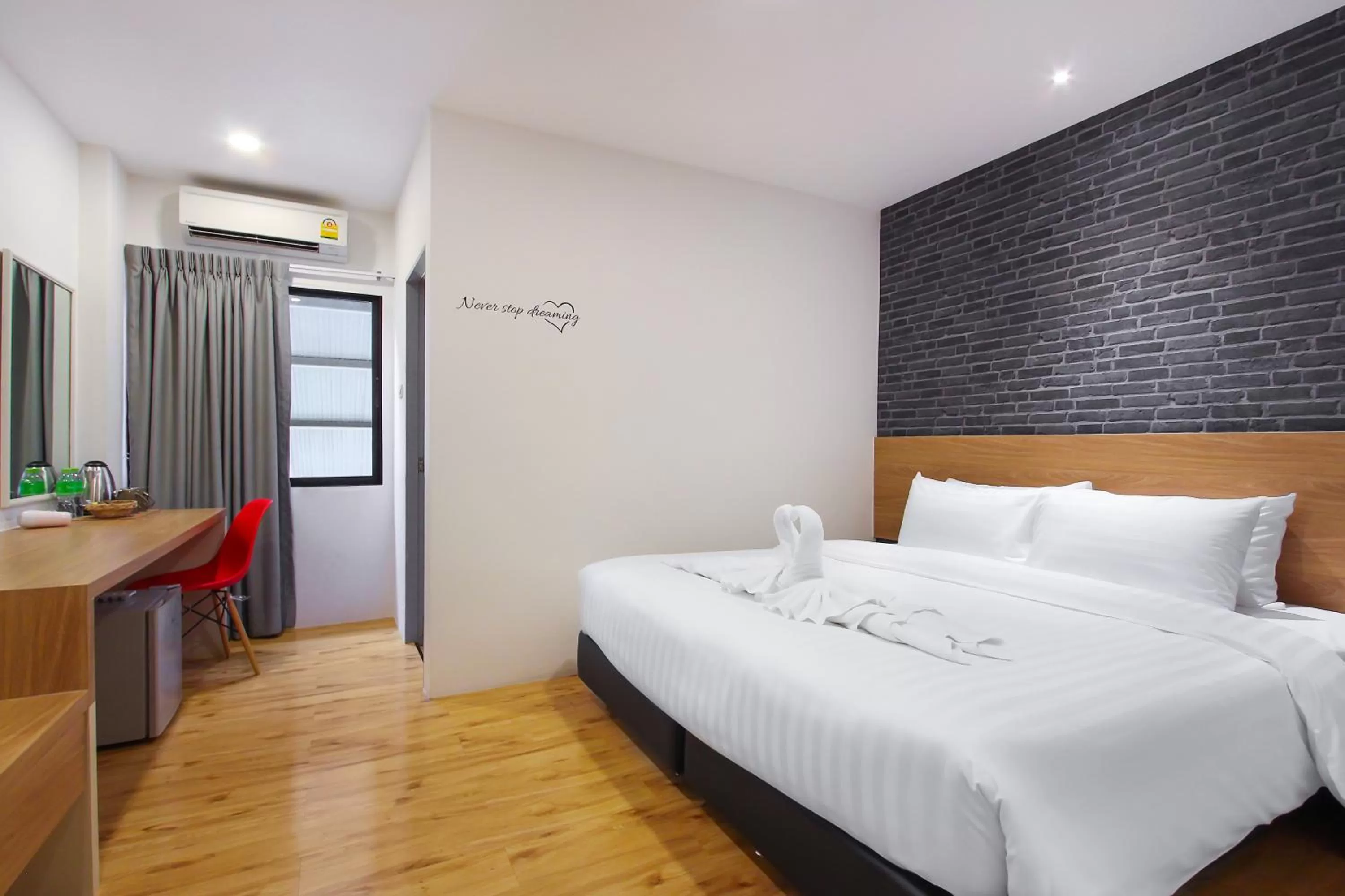 Photo of the whole room, Bed in Pula Silom