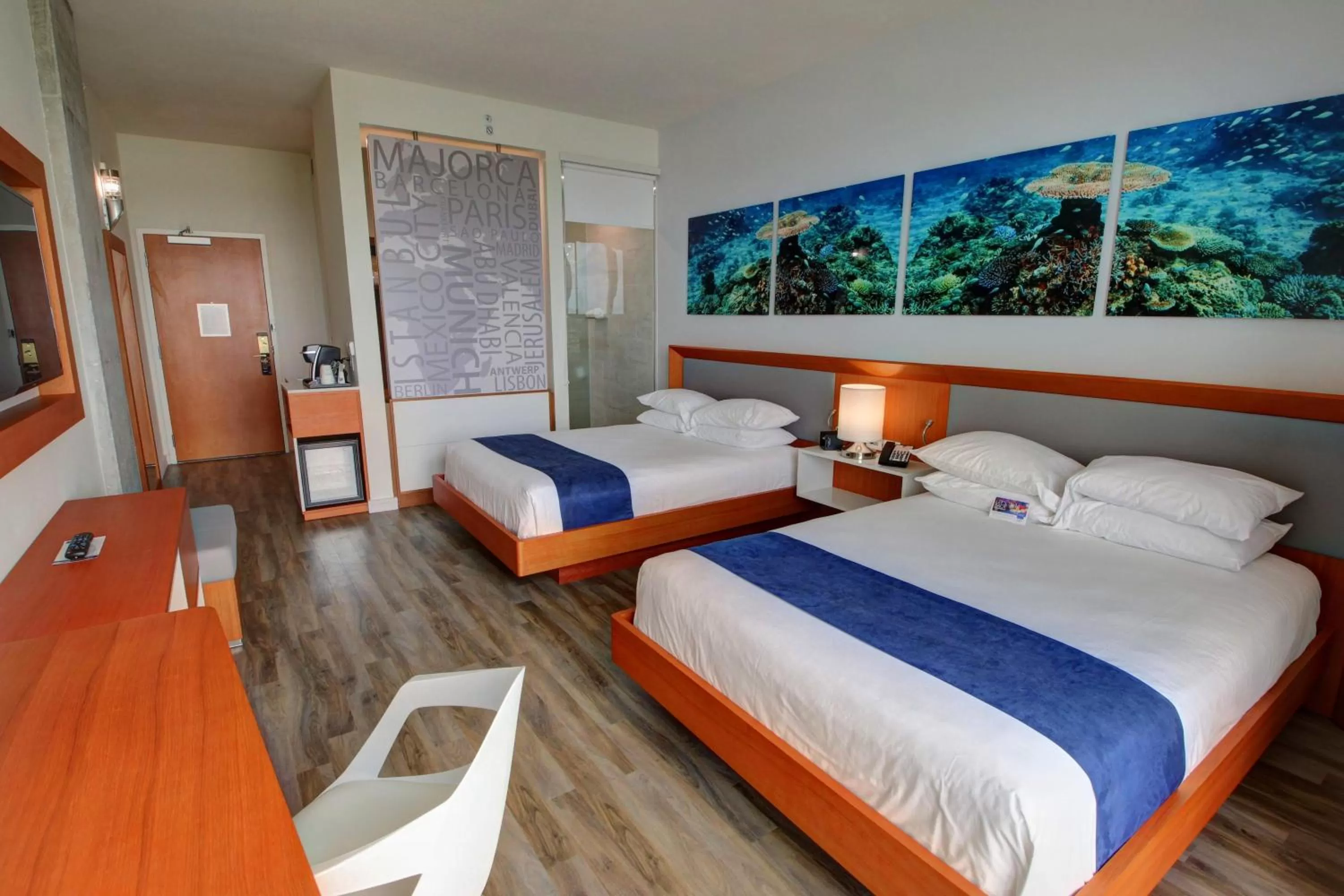 Bedroom, Bed in Maritime Hotel Fort Lauderdale Airport & Cruiseport