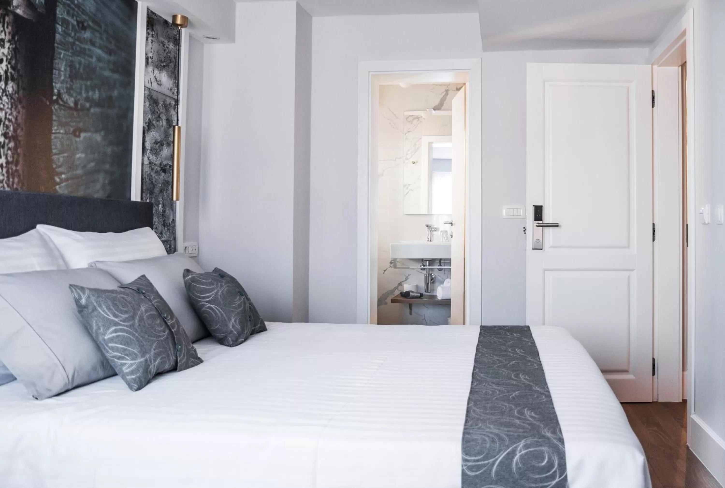 Bathroom, Bed in La Loggia