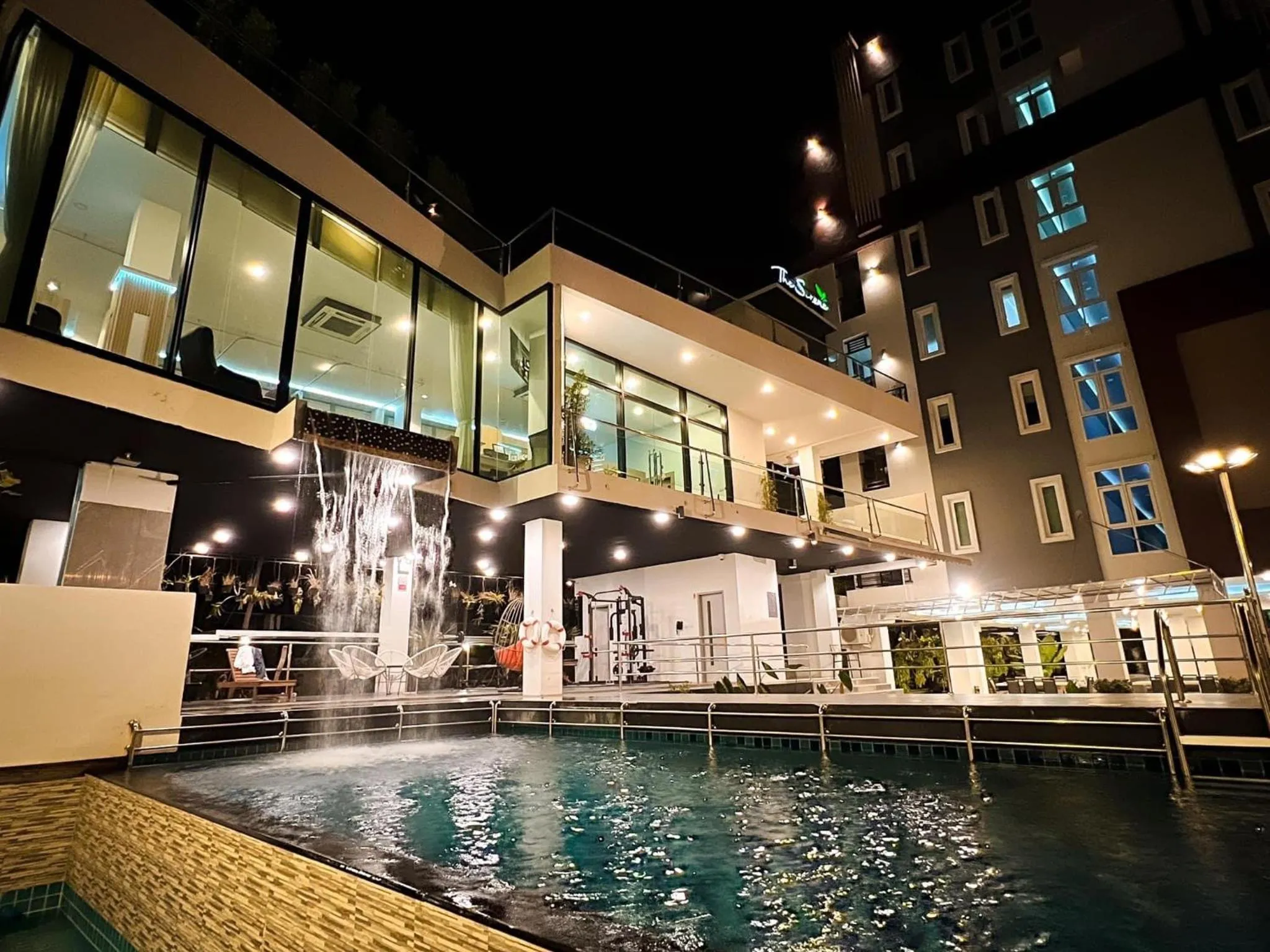 Swimming pool in The Contrast i Hotel