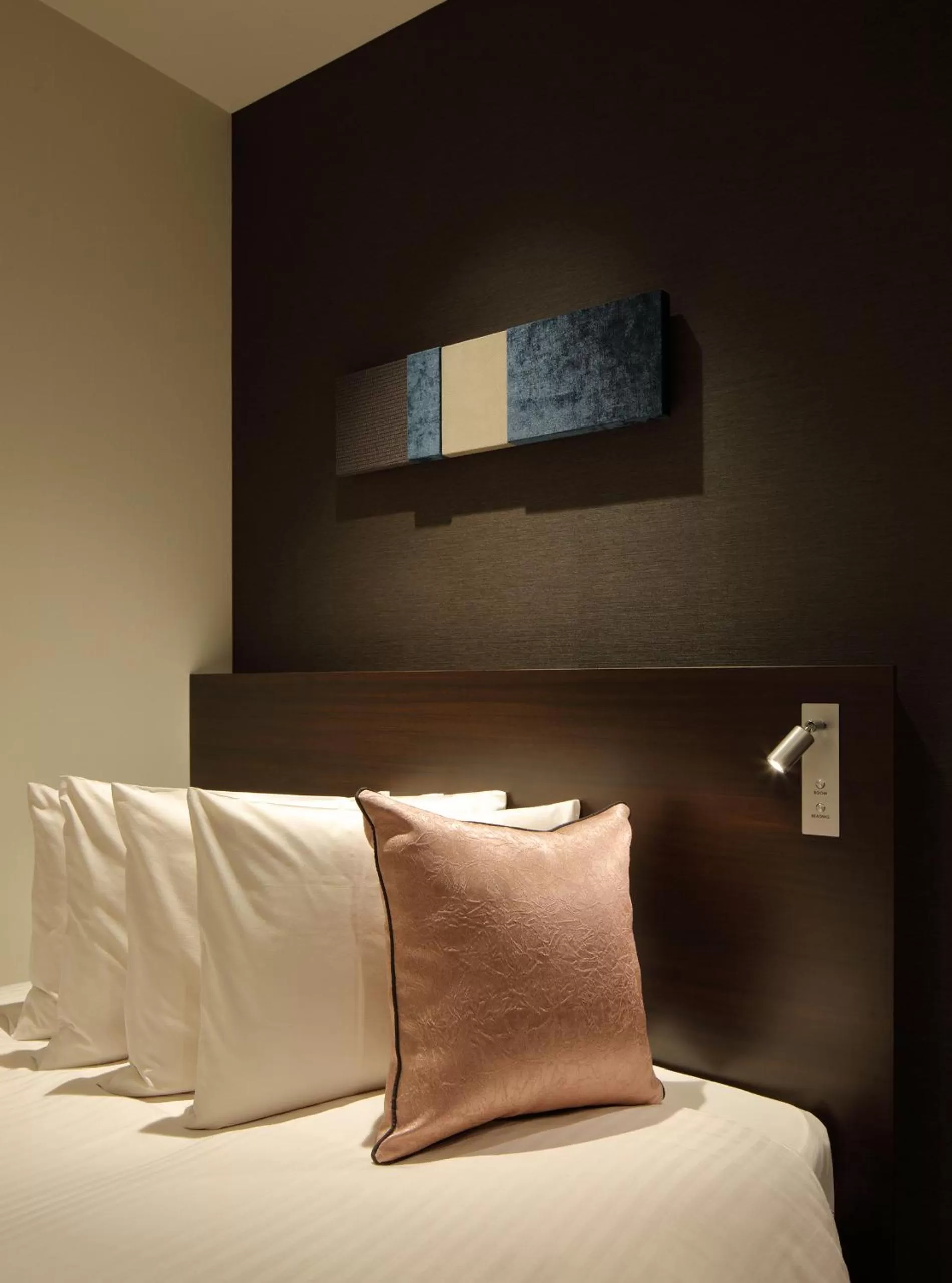 Photo of the whole room, Bed in Red Roof Inn & Suites Osaka Namba Nipponbashi