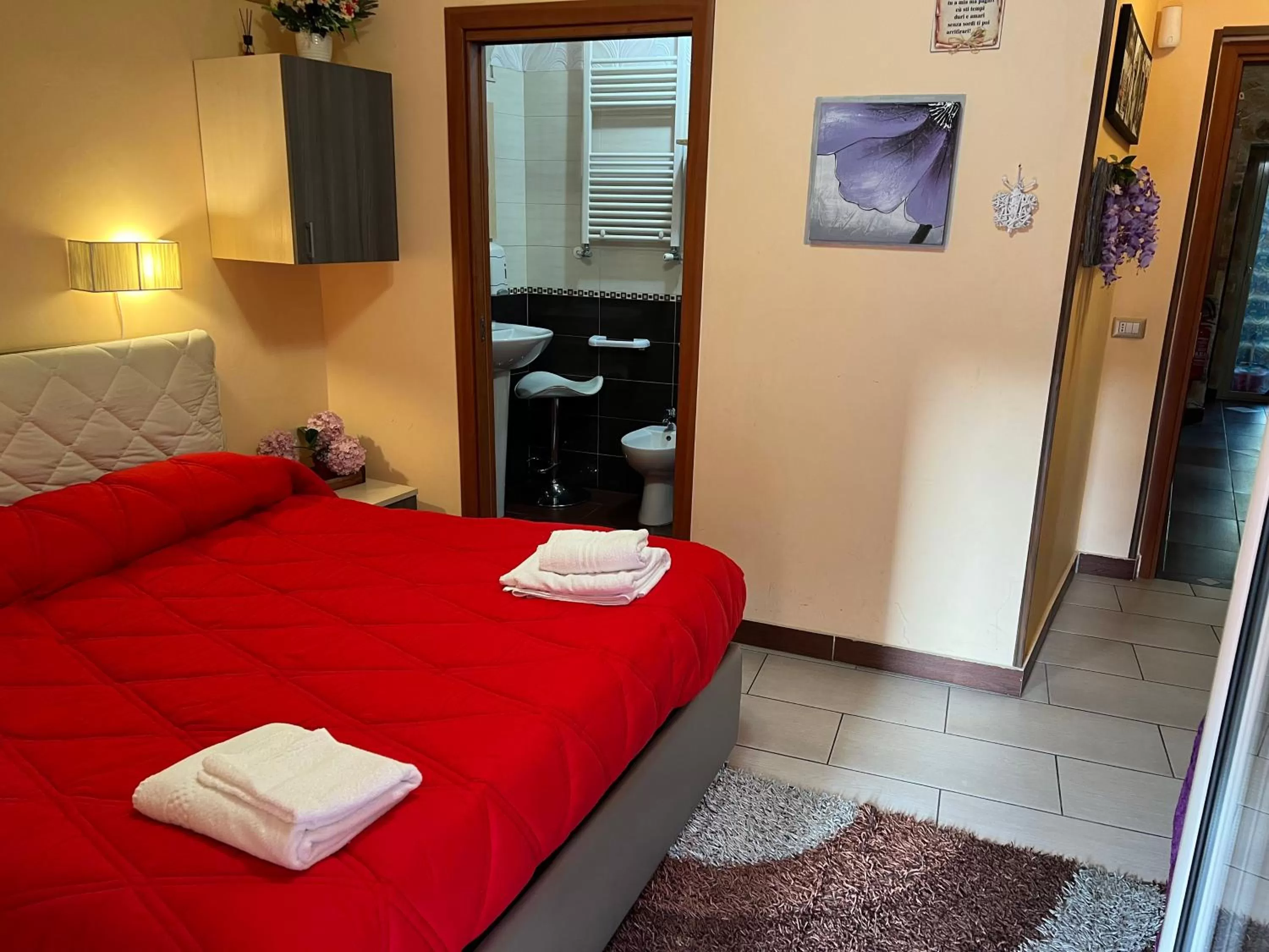 Photo of the whole room, Bed in Golden Dreams B&B