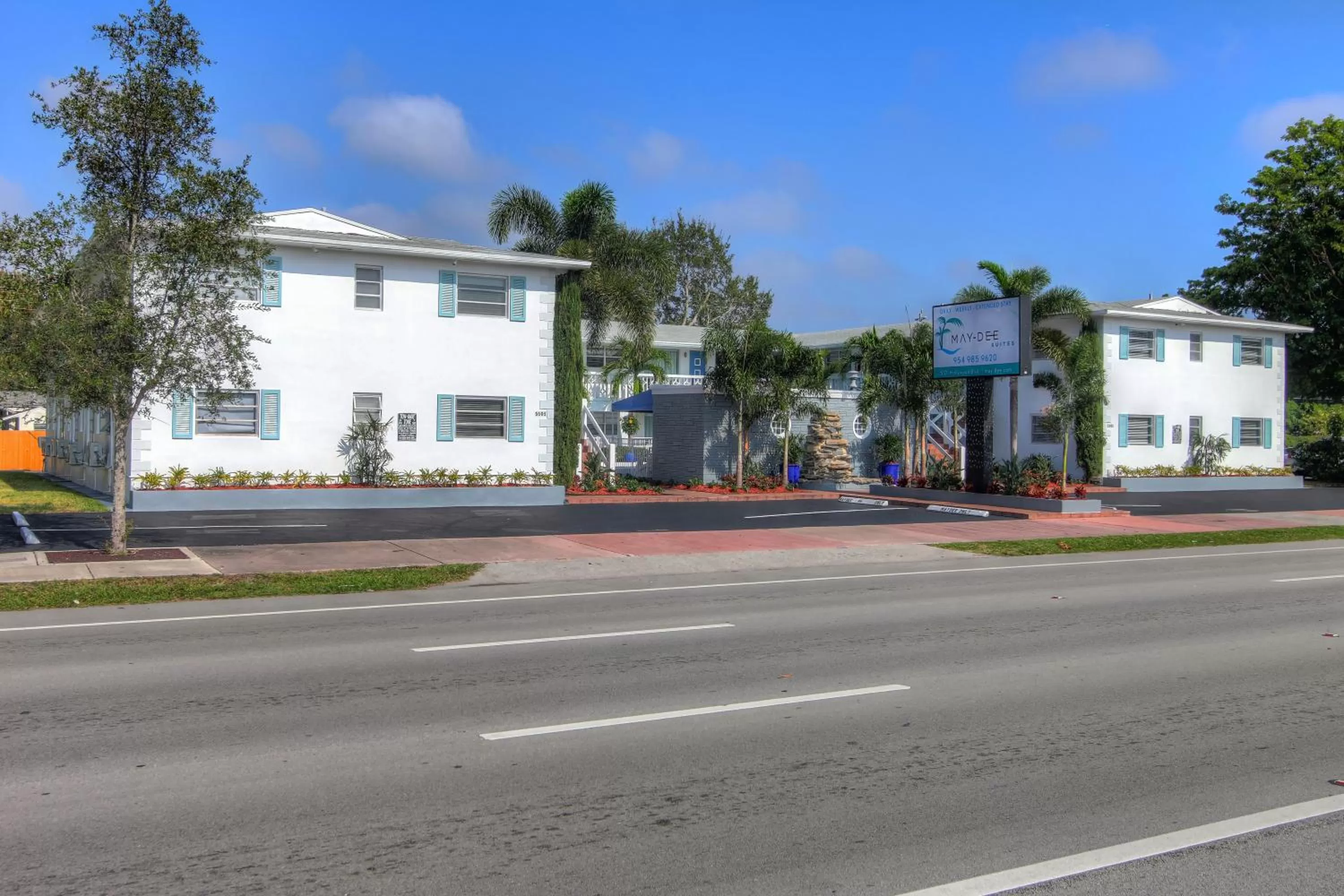 Property building in May-Dee Suites in Florida