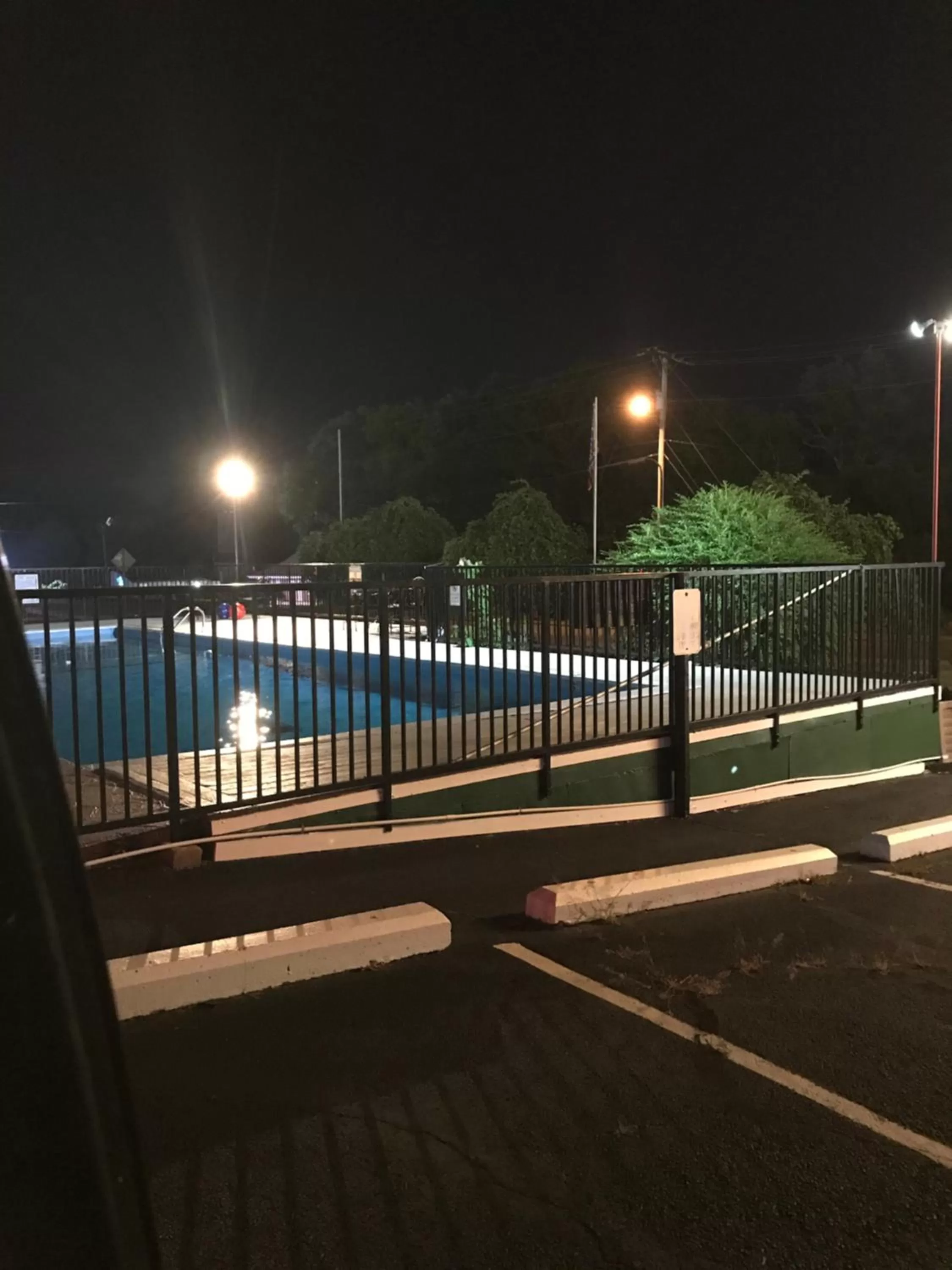 Balcony/Terrace, Swimming Pool in American Patriot Family Inn aka Oak Grove Inn