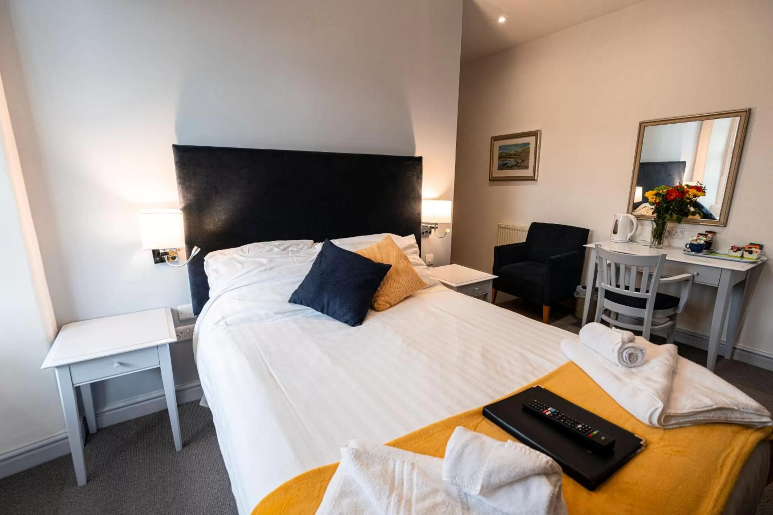 Bedroom, Bed in Grapes Hotel, Bar & Restaurant