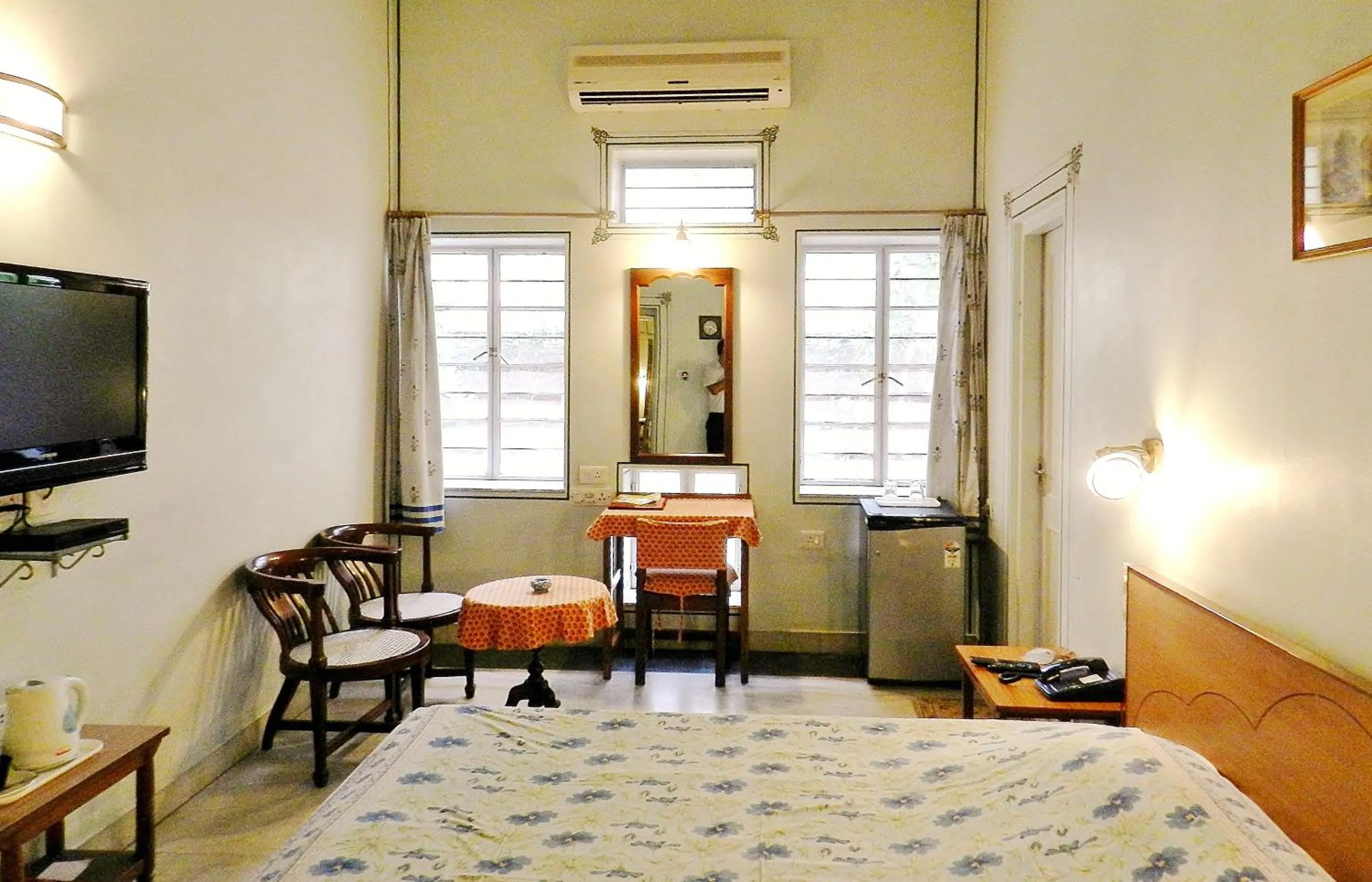 Photo of the whole room, Bed in Tara Niwas