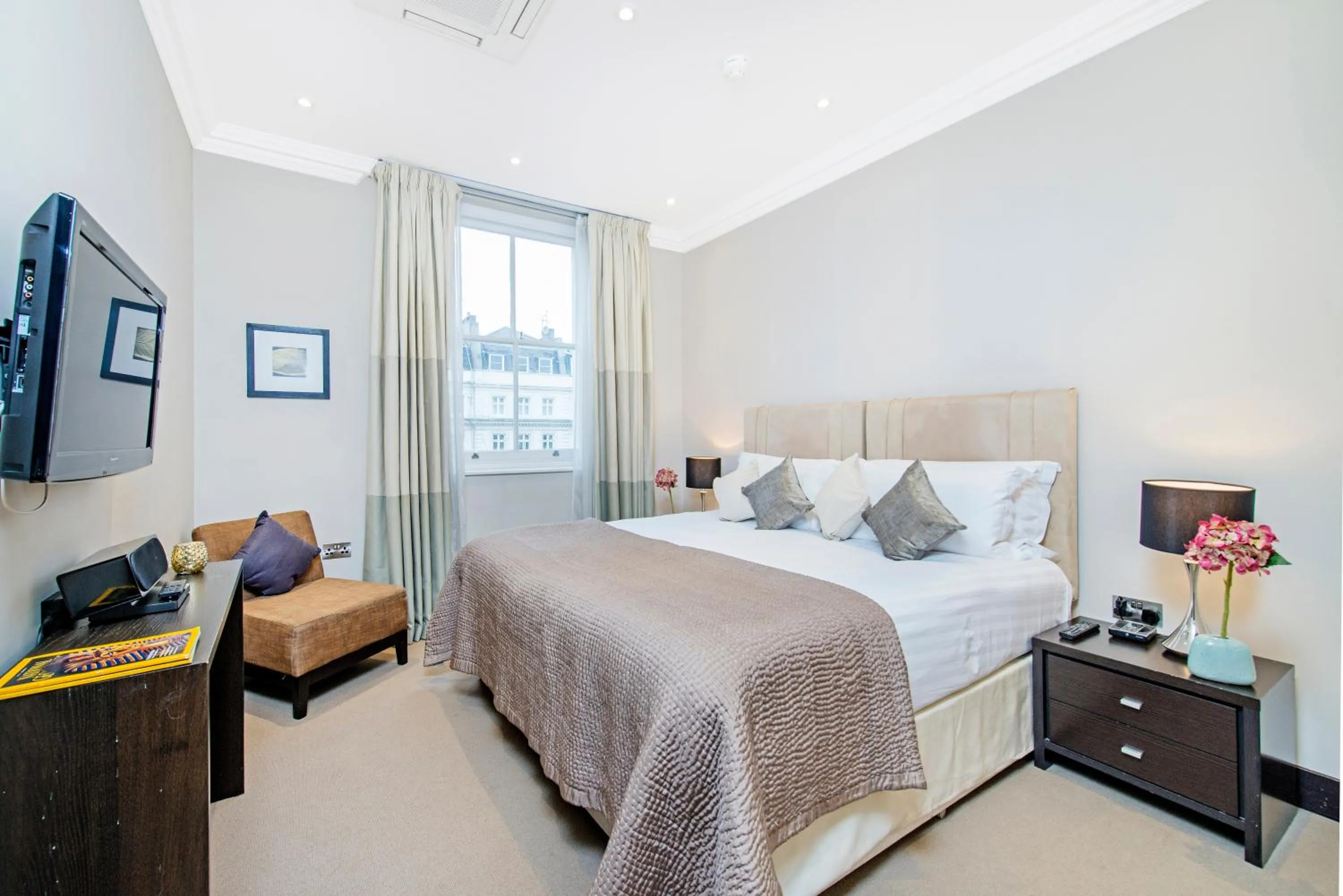 Bedroom, Bed in 130 Queen's Gate Apartments