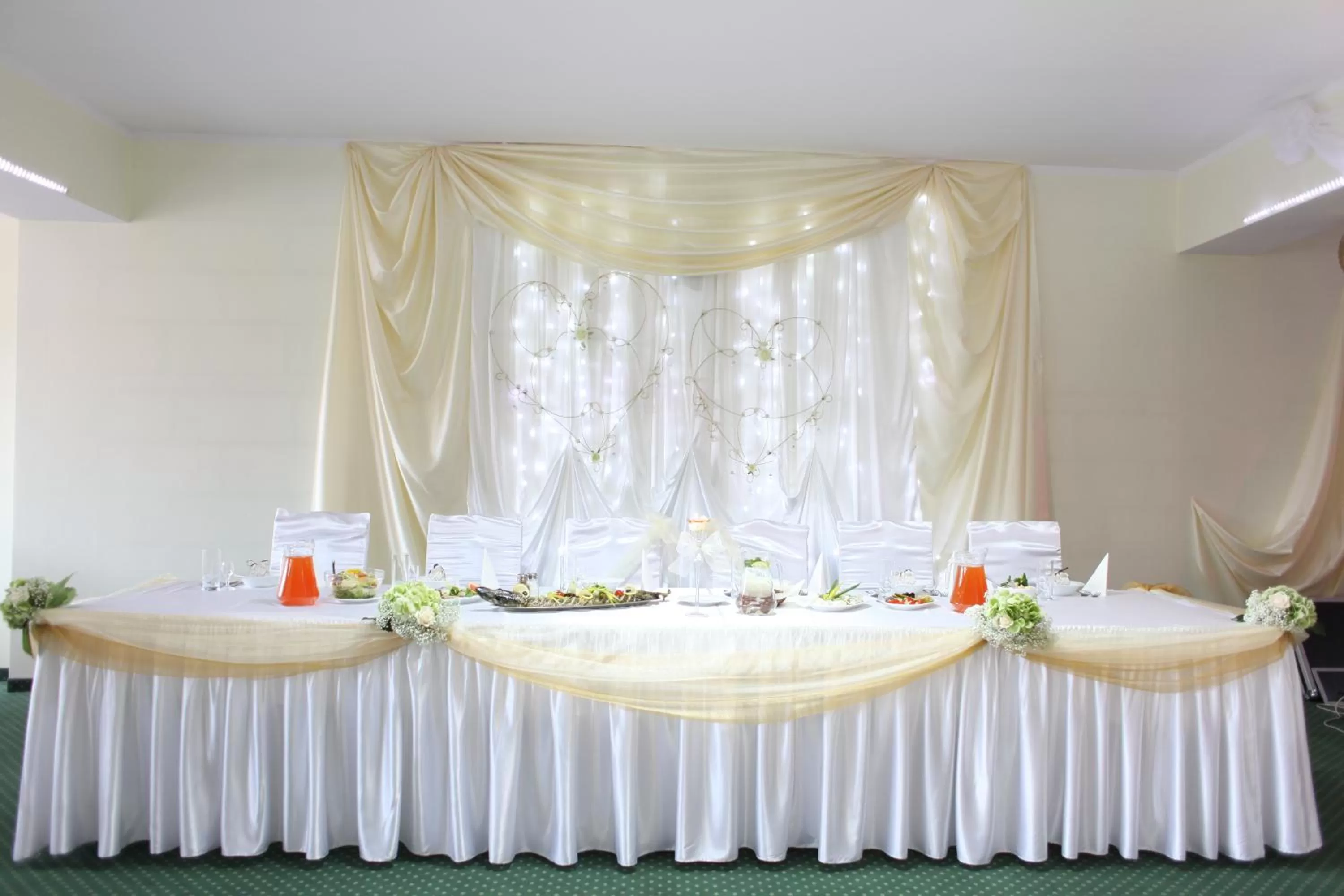 Restaurant/places to eat in Hotel Huszcza