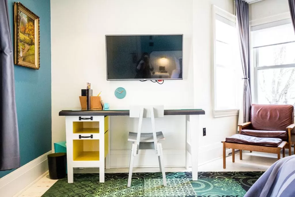 TV and multimedia in Drake Devonshire and Motor Inn