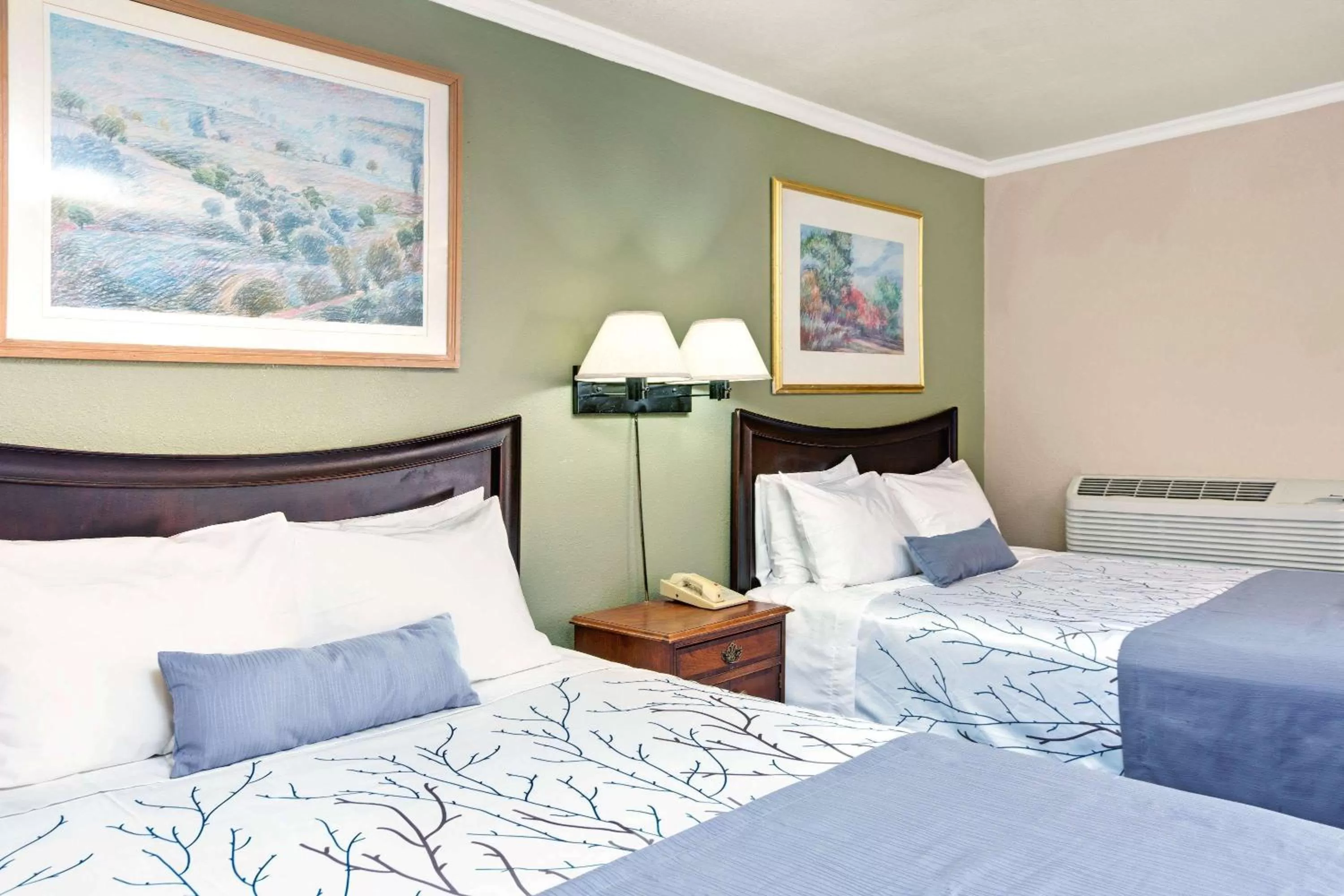 Photo of the whole room, Bed in Days Inn by Wyndham San Jose Convention Center