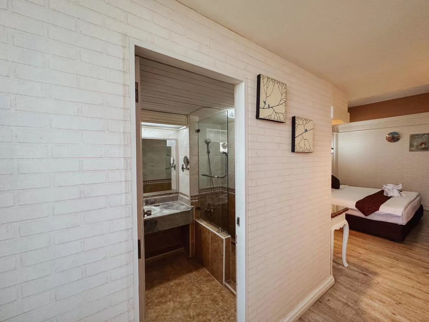 Photo of the whole room, Bed in Hotel De Khuvieng