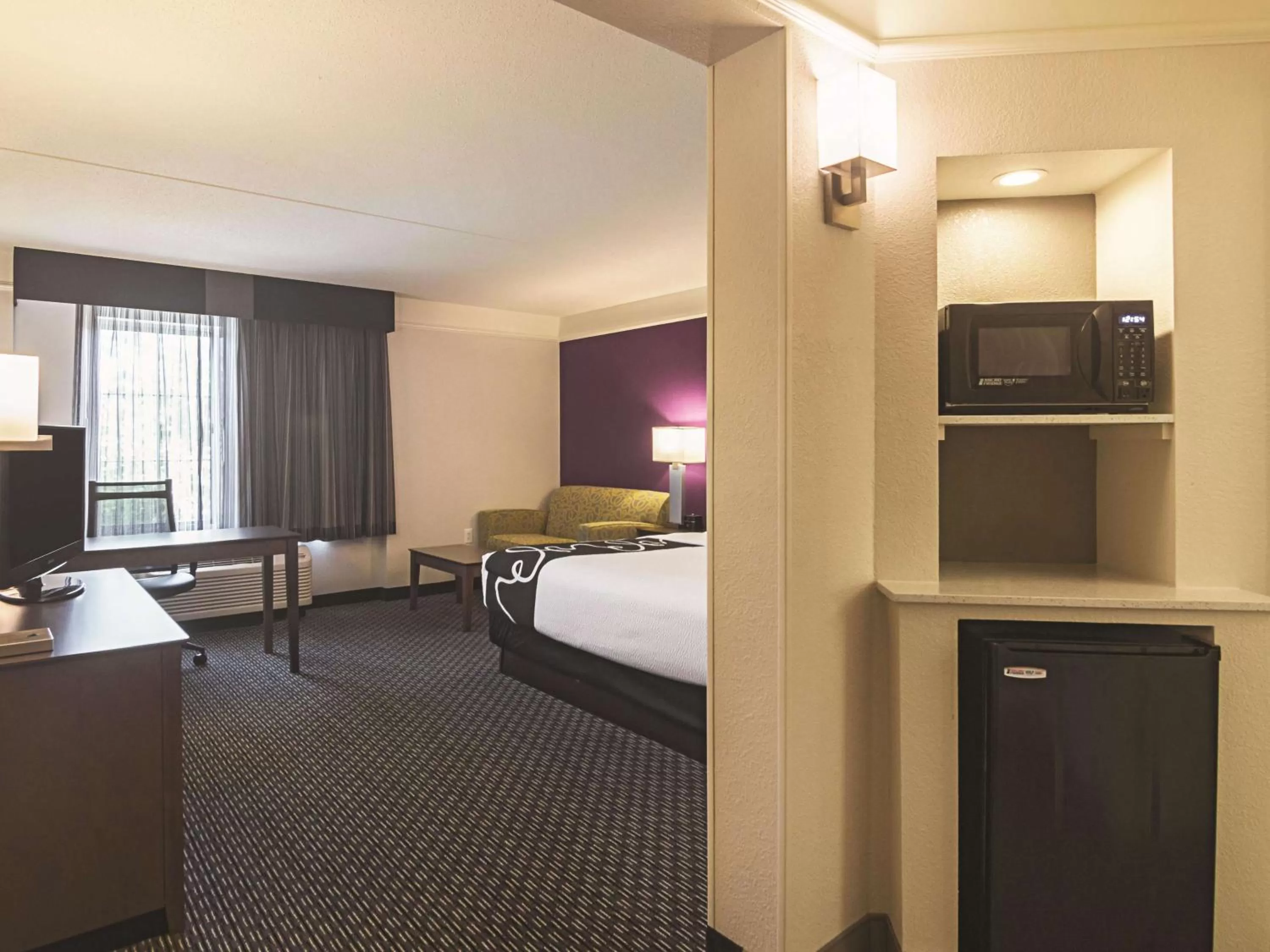 Photo of the whole room, Bed in La Quinta by Wyndham Oklahoma City - NW Expwy