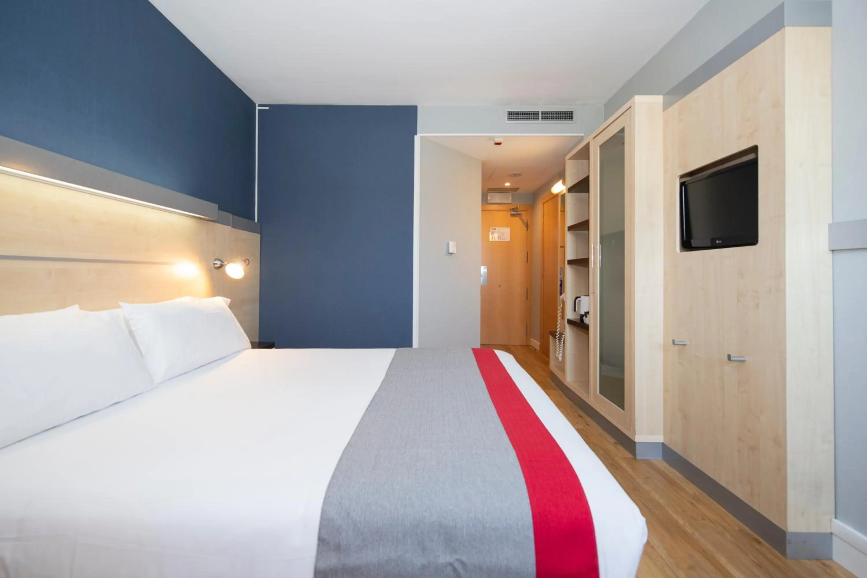 Bedroom, Bed in Holiday Inn Express Barcelona - Montmeló by IHG