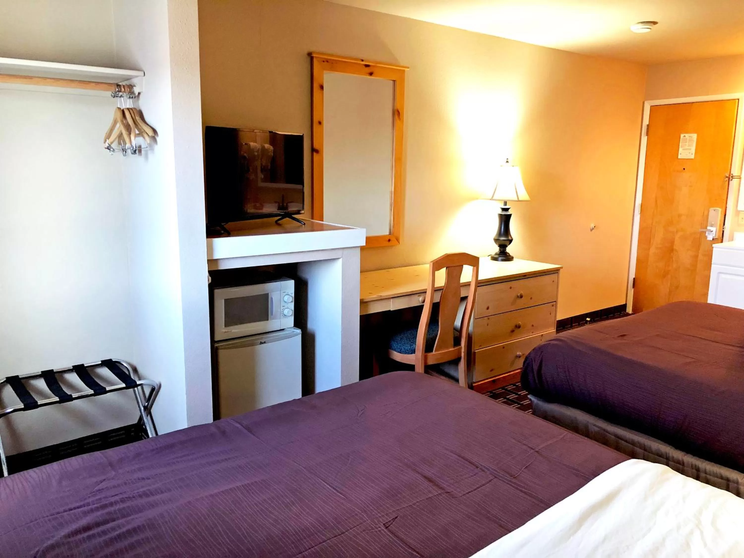 Bedroom, Bed in FairBridge Inn - Coeur d'Alene