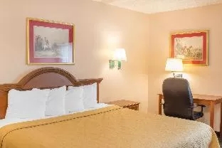 Bed in Econo Lodge Raleigh near Walnut Creek Amphitheatre