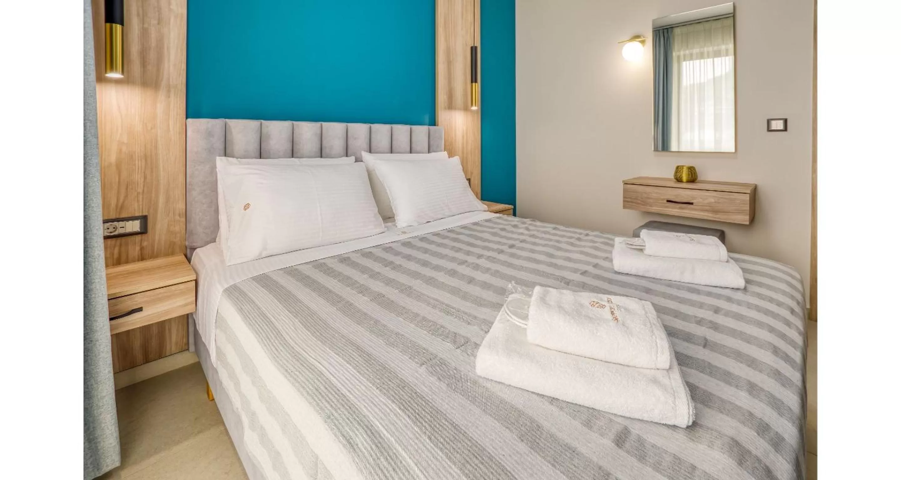 Photo of the whole room, Bed in Sapphire Horizon Suites