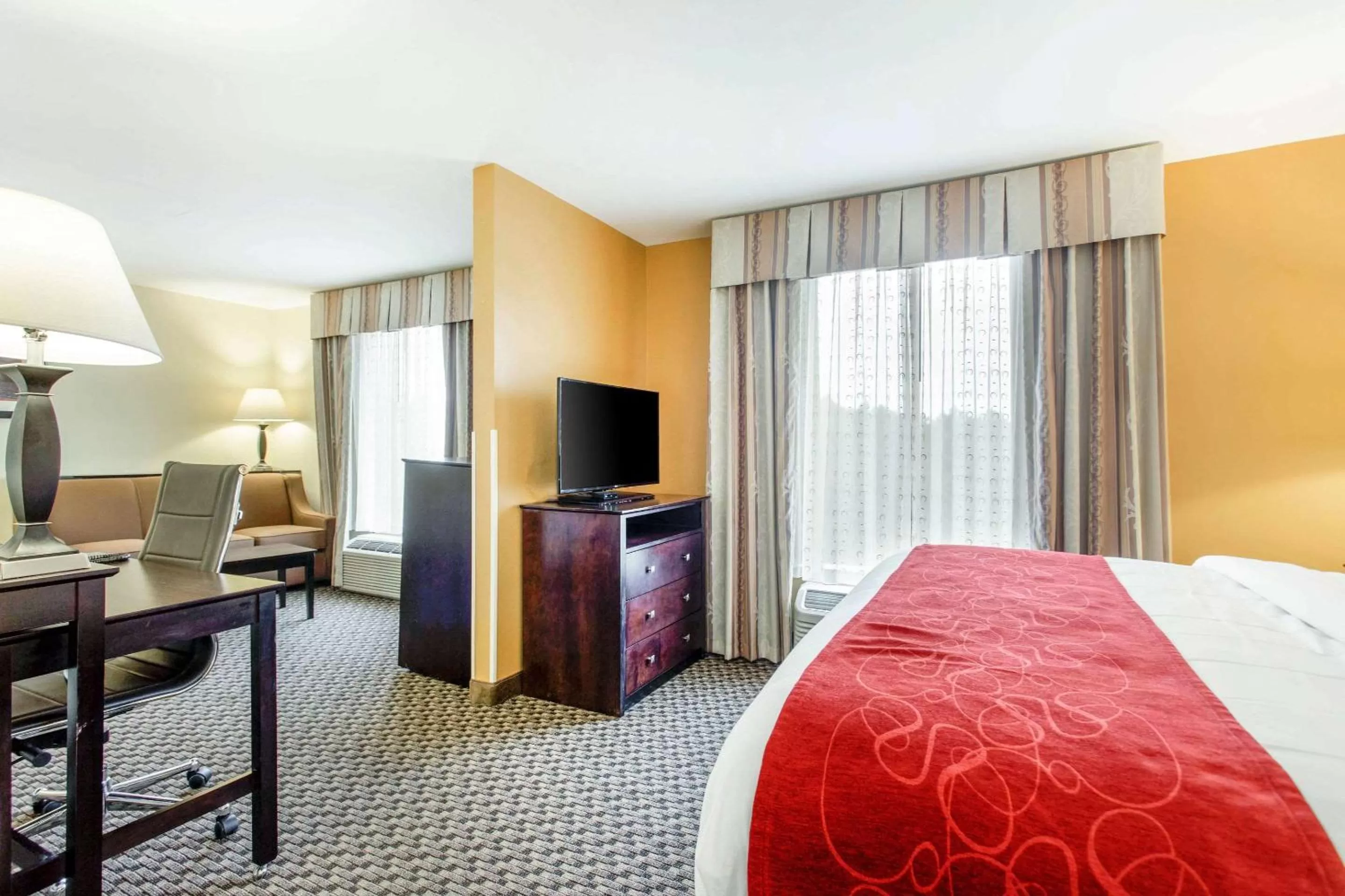 Photo of the whole room, Bed in Comfort Suites Clinton near Presbyterian College