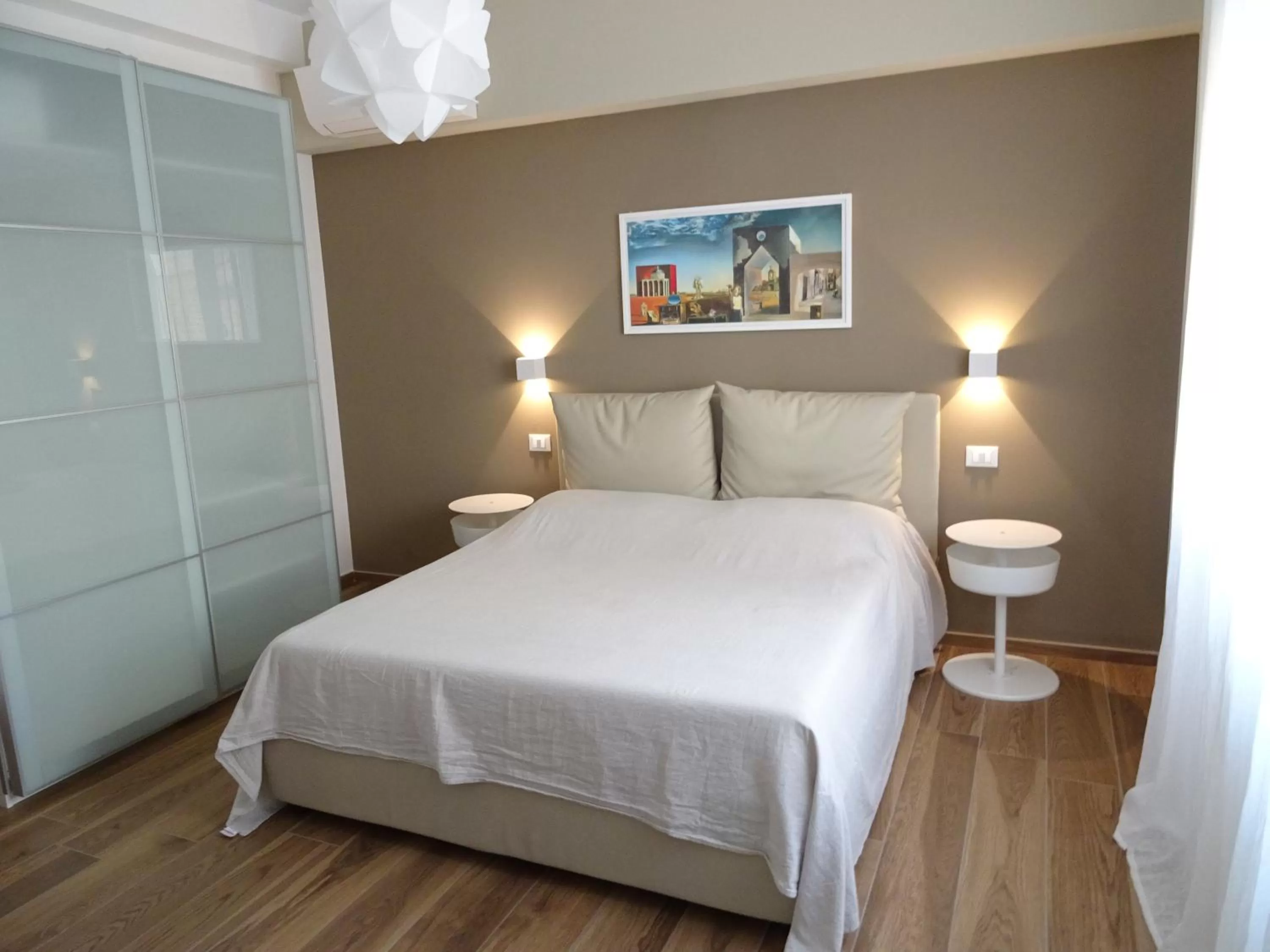 Photo of the whole room, Bed in Meeting