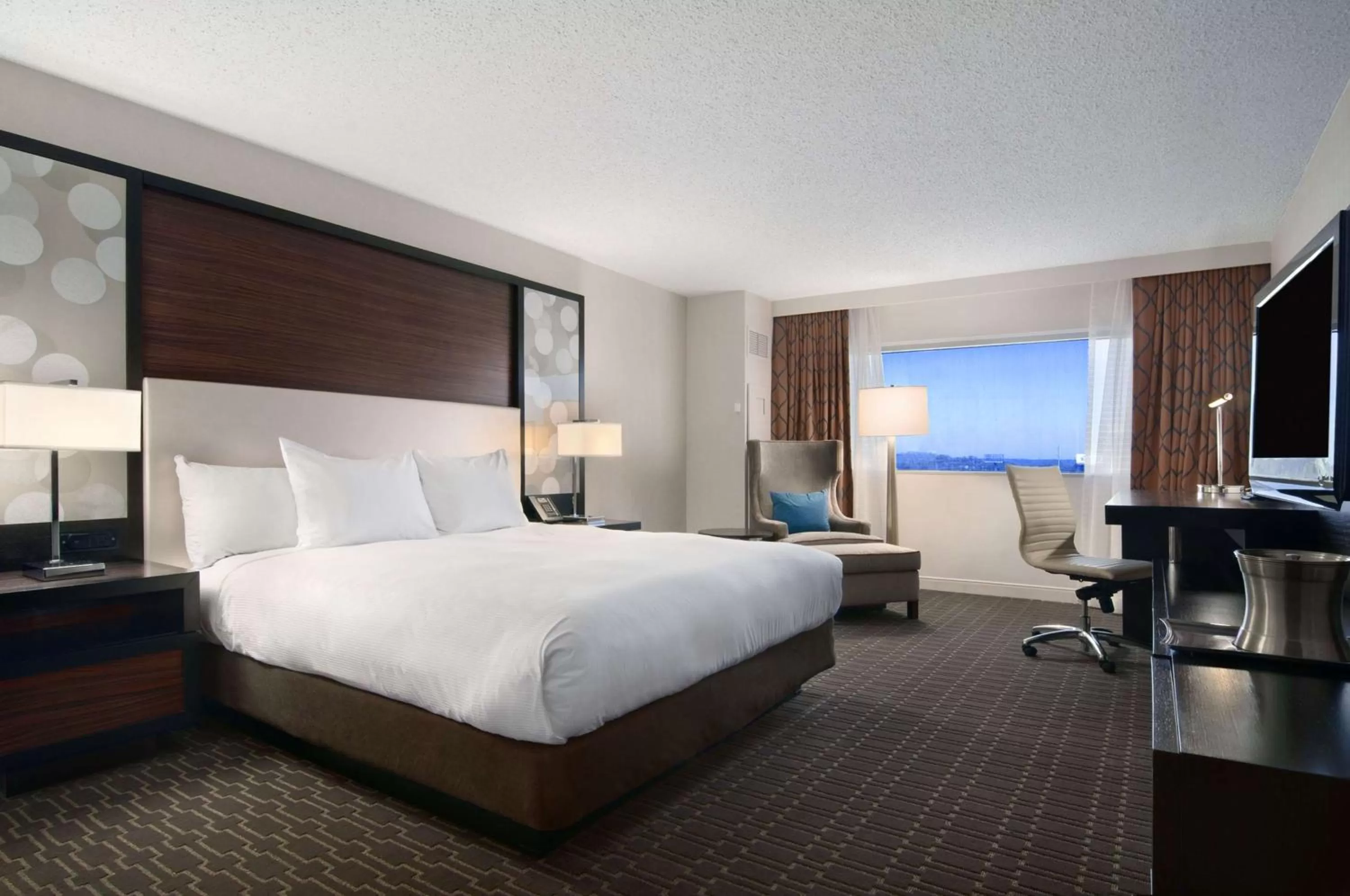 Bedroom, Bed in Hilton Atlanta Airport
