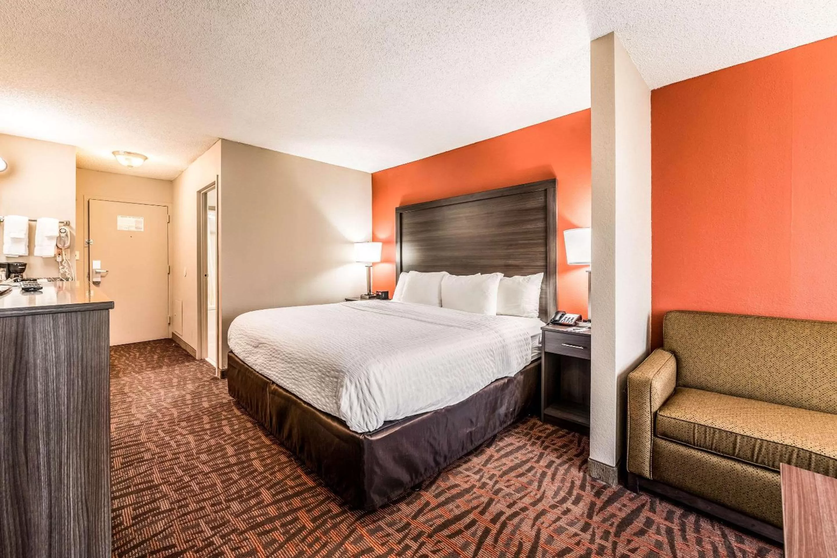 Photo of the whole room, Bed in Lake Norman Inn and Suites