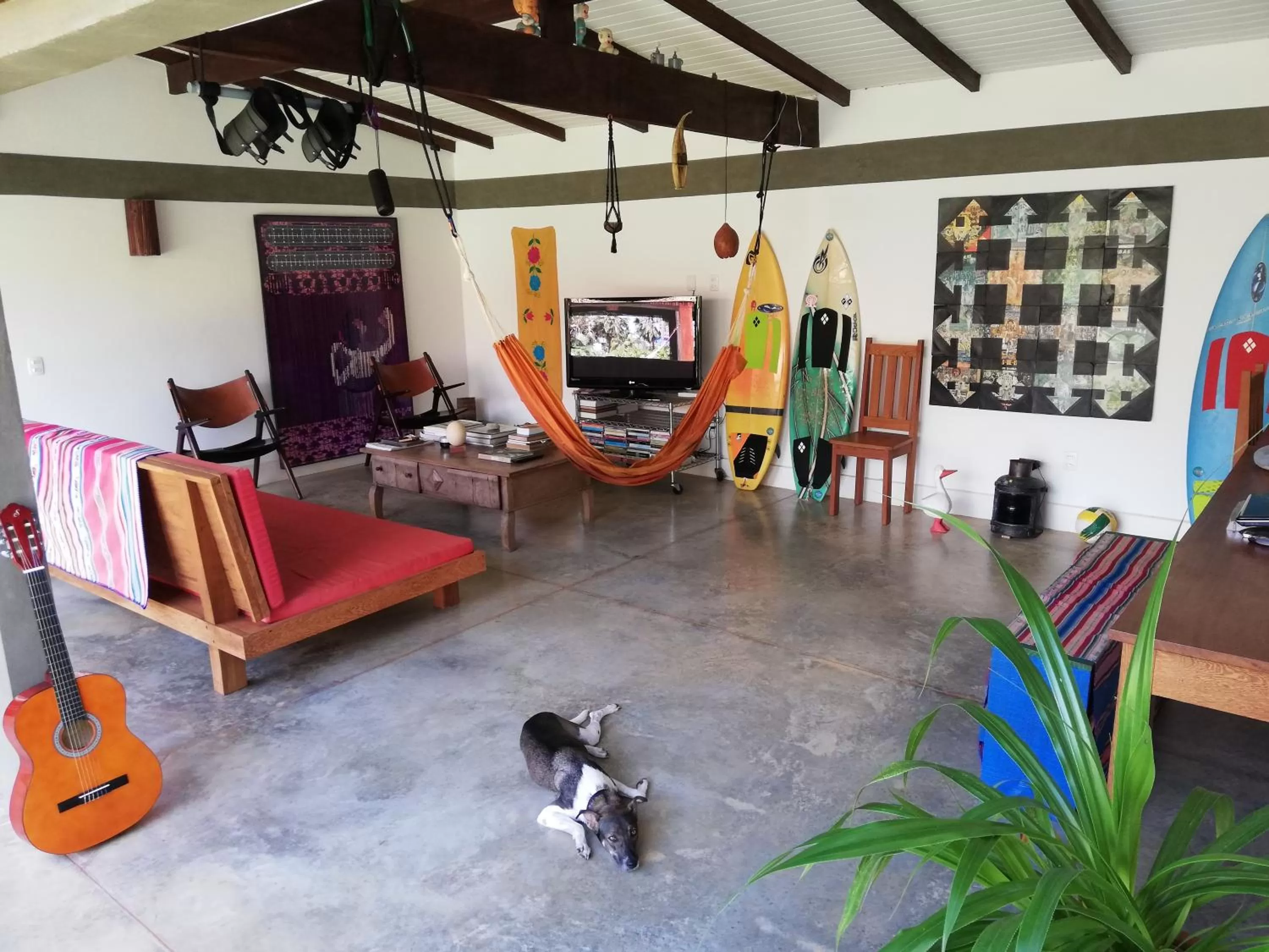 Communal lounge/ TV room in Pousada Casa de João Kitehouse