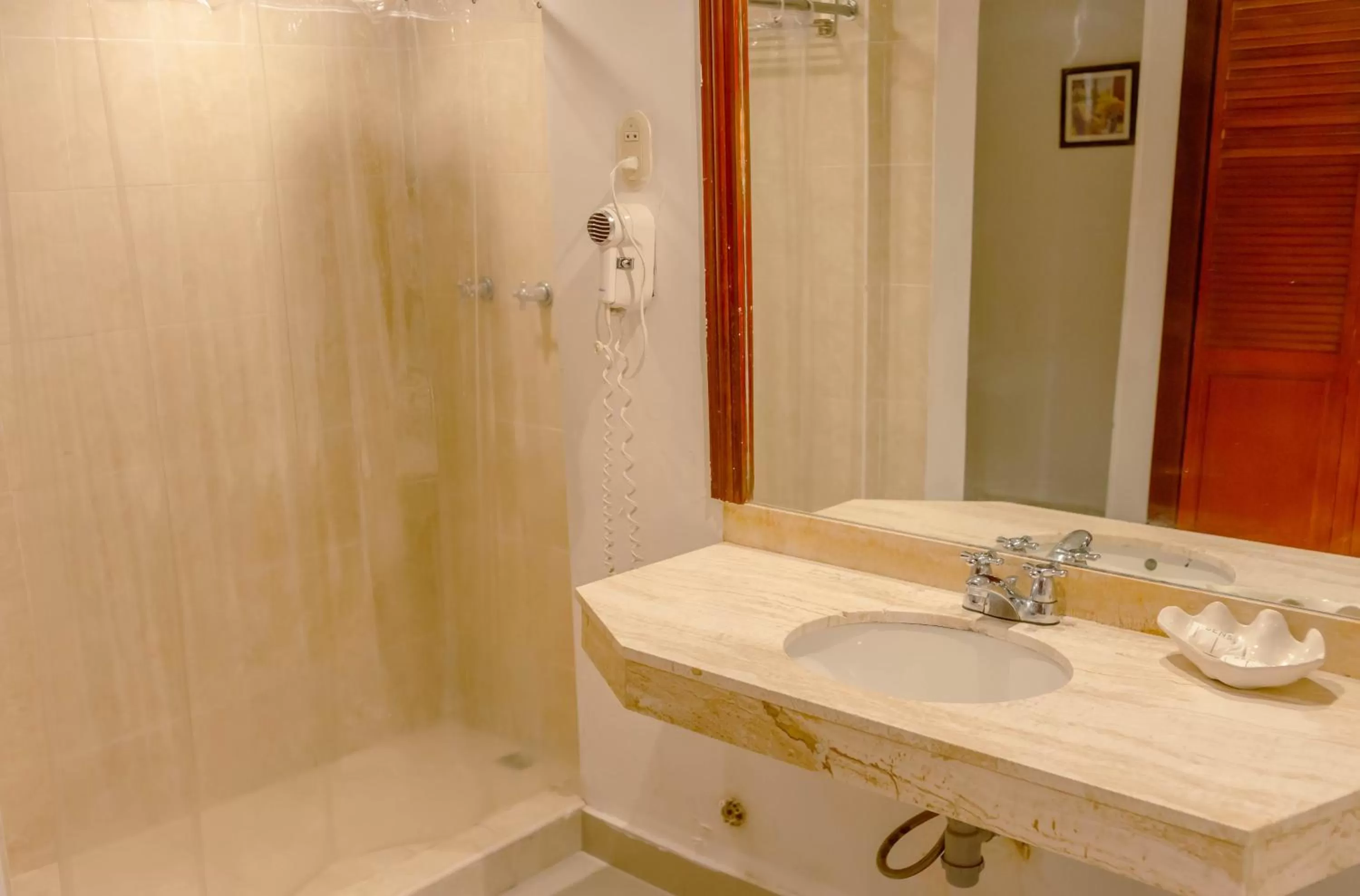 Bathroom in Hotel Faranda Express Puerta Del Sol Barranquilla, A Member of Radisson Individuals