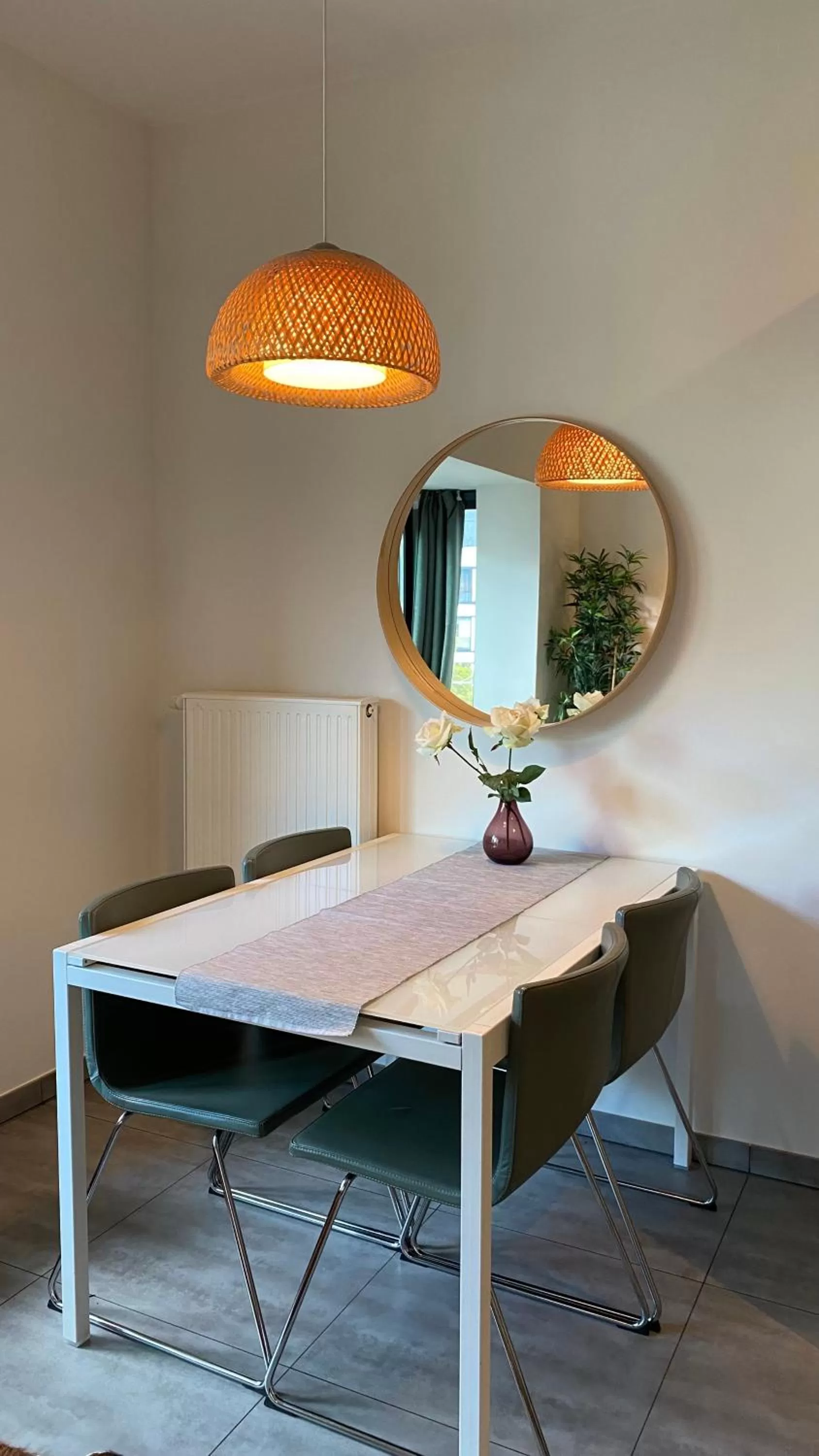 Dining area in Oneluxstay Antwerp City Centre