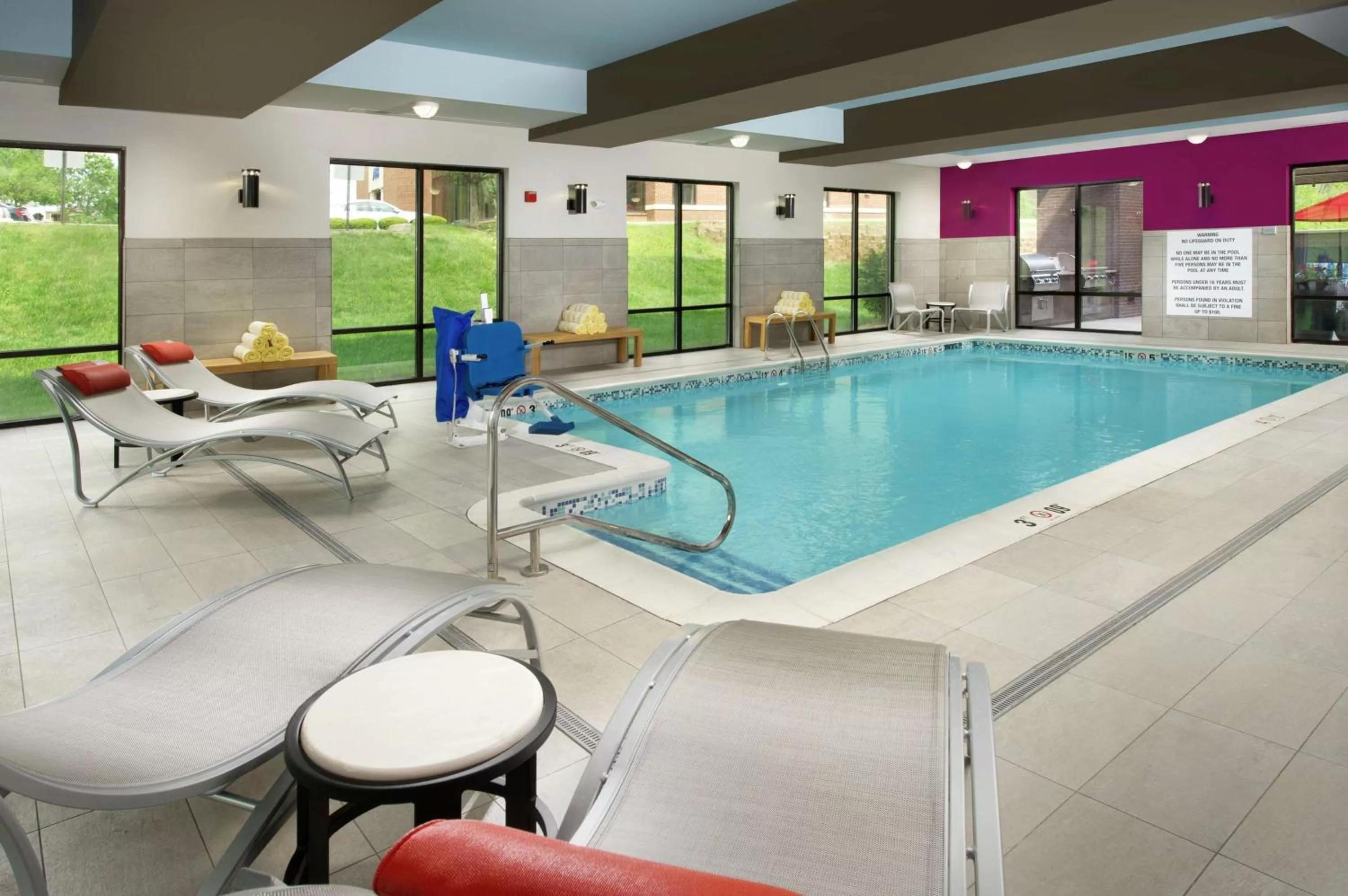 Swimming pool in Hampton Inn Louisville East Hurstbourne