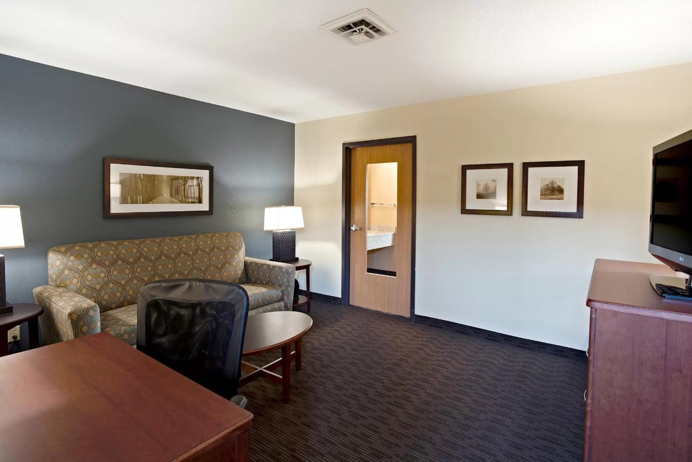 Living room, Bed in AmericInn by Wyndham Bay City
