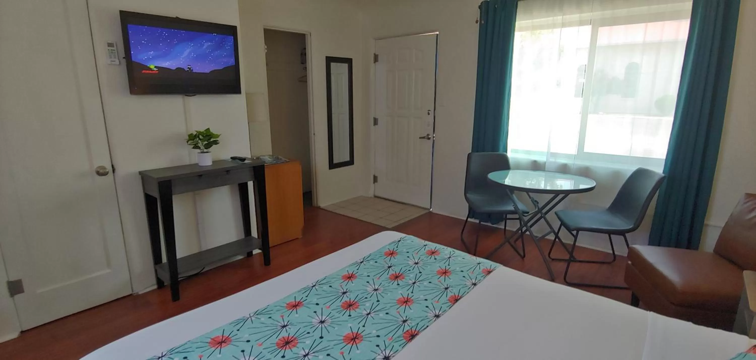 TV and multimedia, TV/Entertainment Center in Rocket Inn