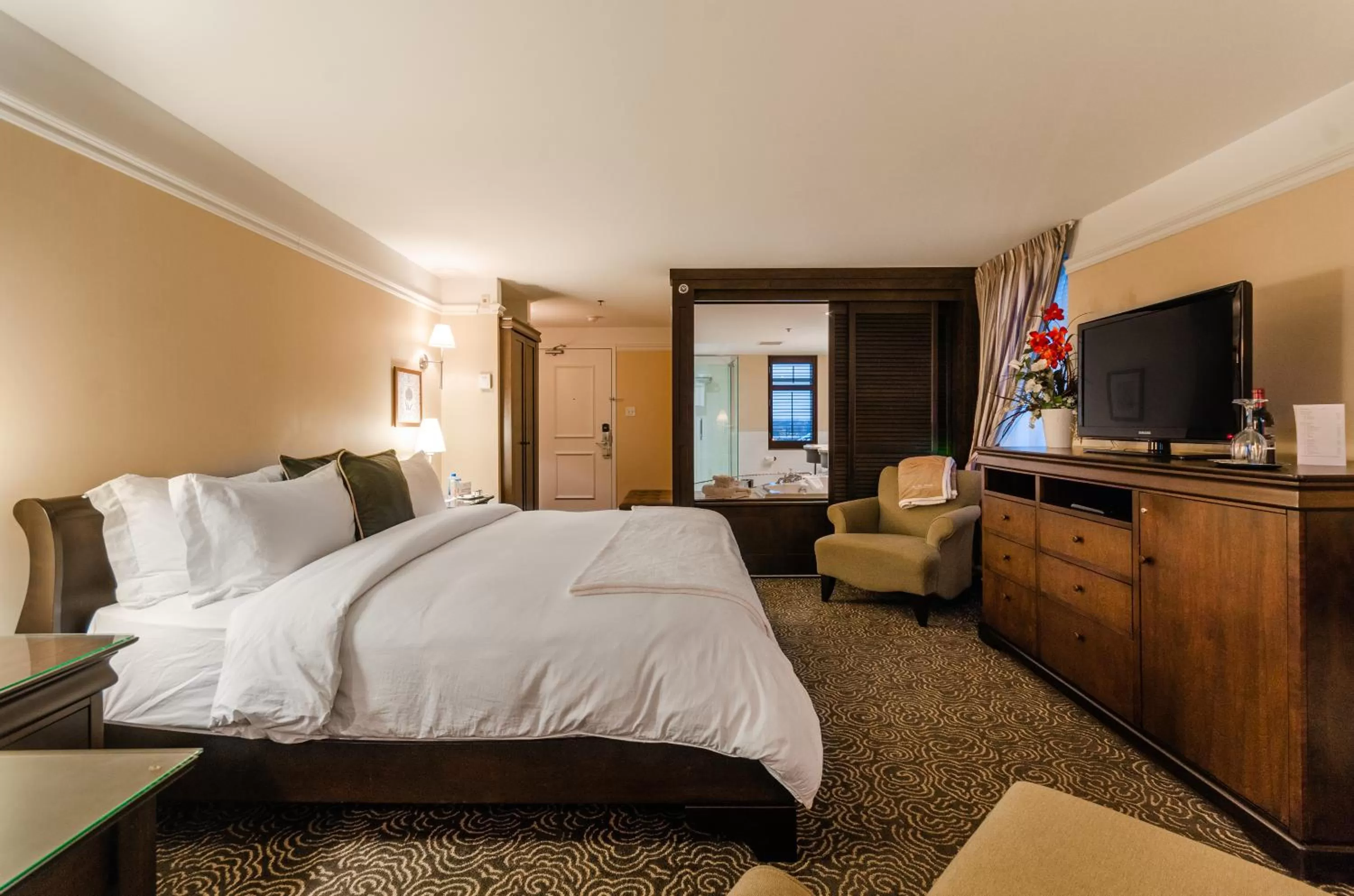 Photo of the whole room, Bed in Le St-Martin Hotel & Suites