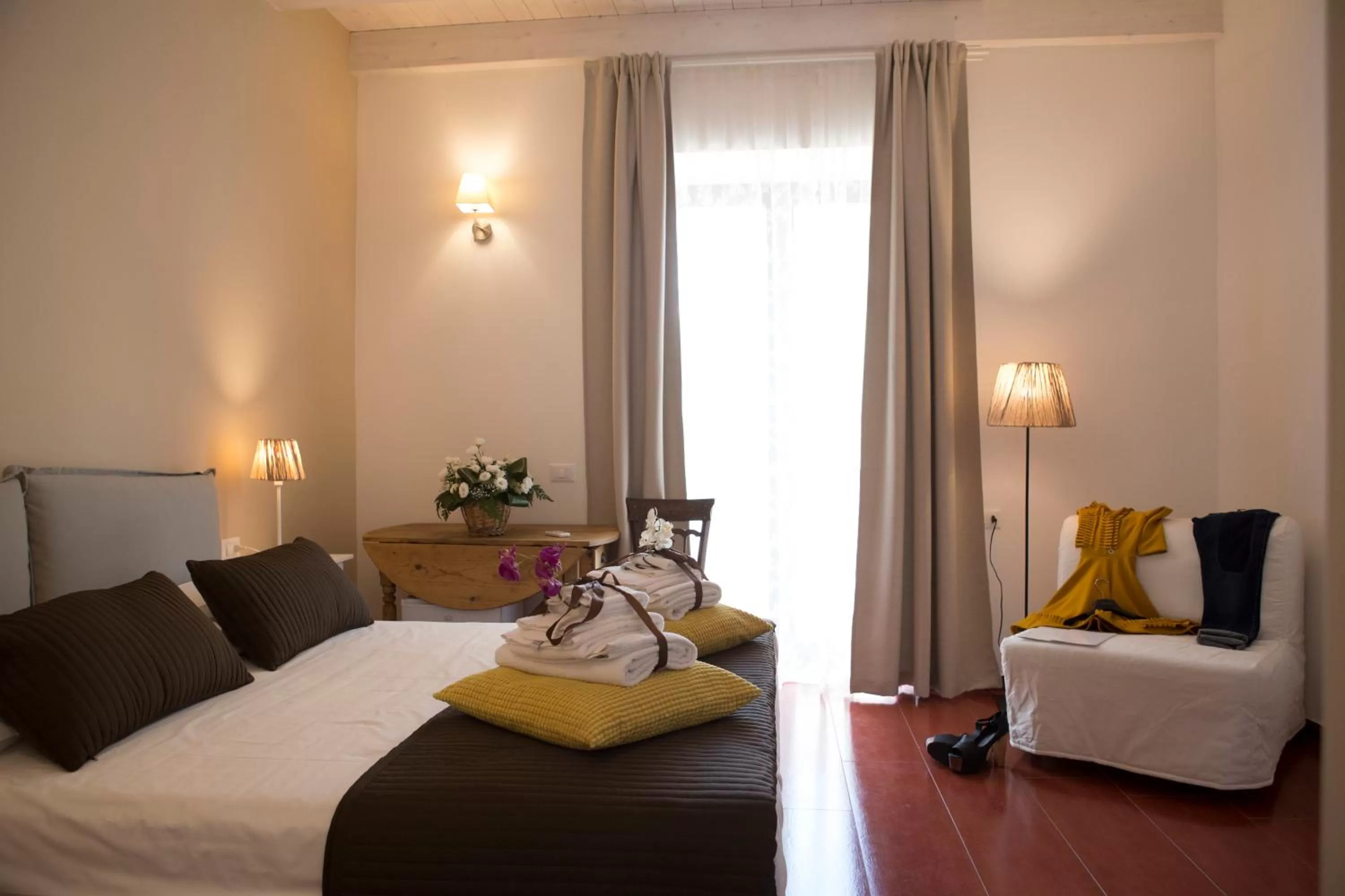 Facade/entrance, Bed in Yhomisus