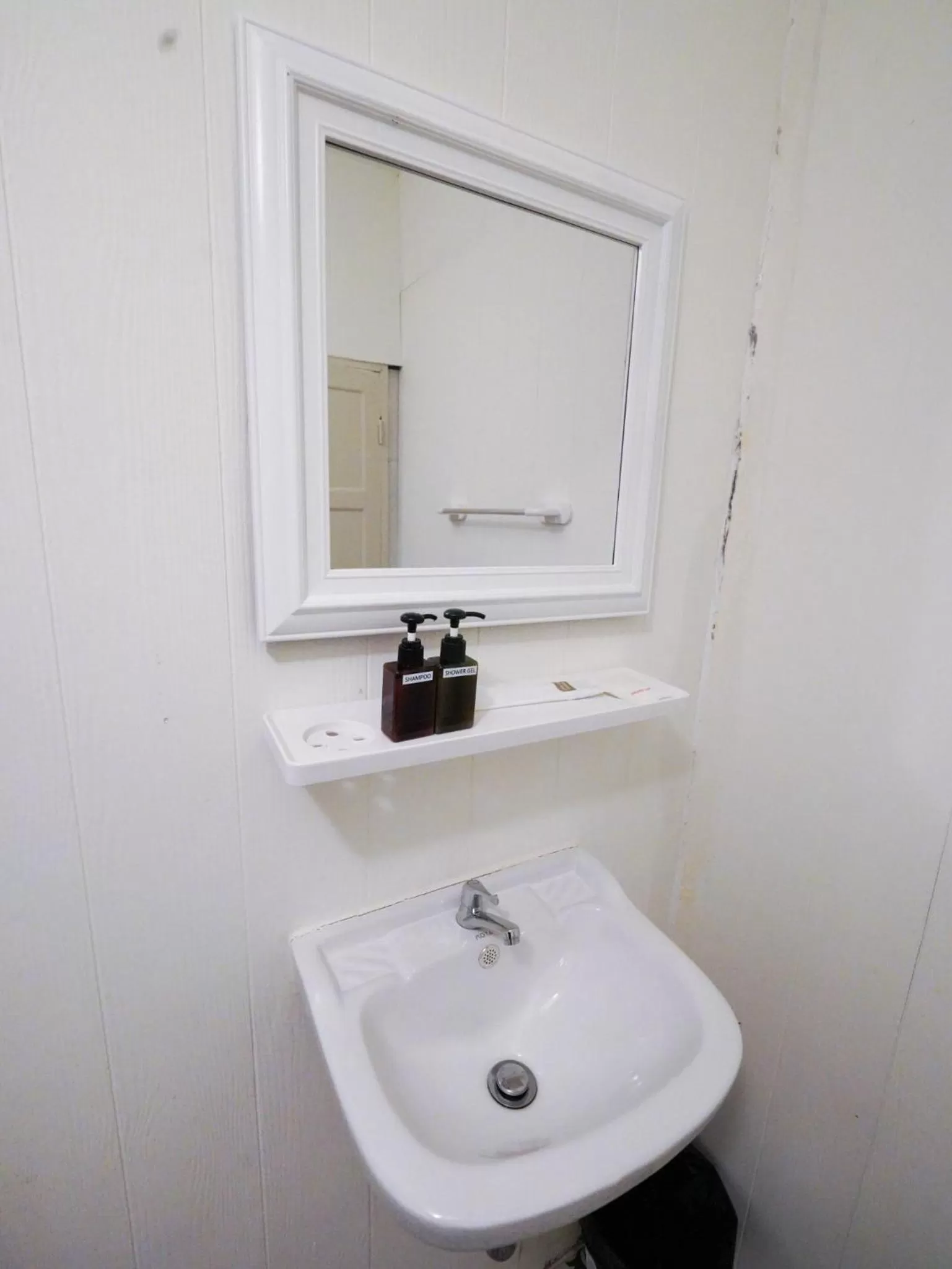 Bathroom in RoomQuest Rim Praya Dinsor Road