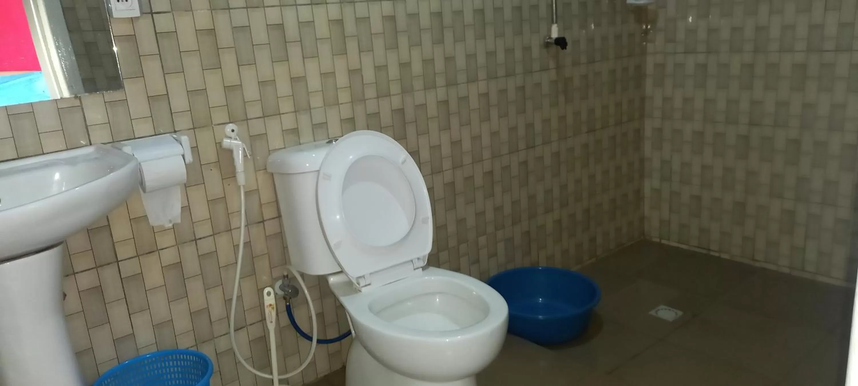 Bathroom in Tommy's Budget Rooms