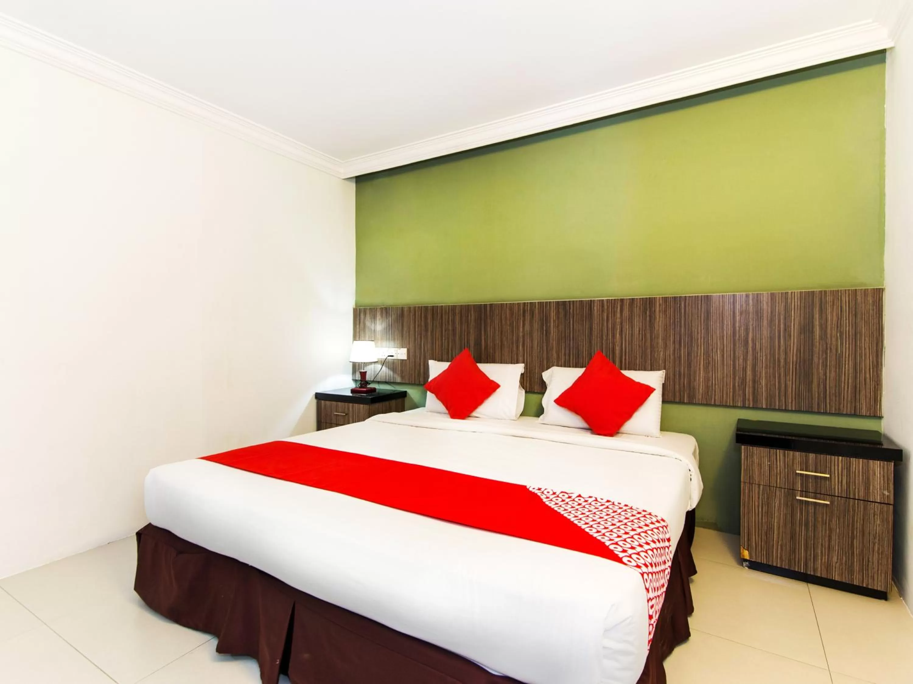 Bedroom, Bed in Crystal City Hotel