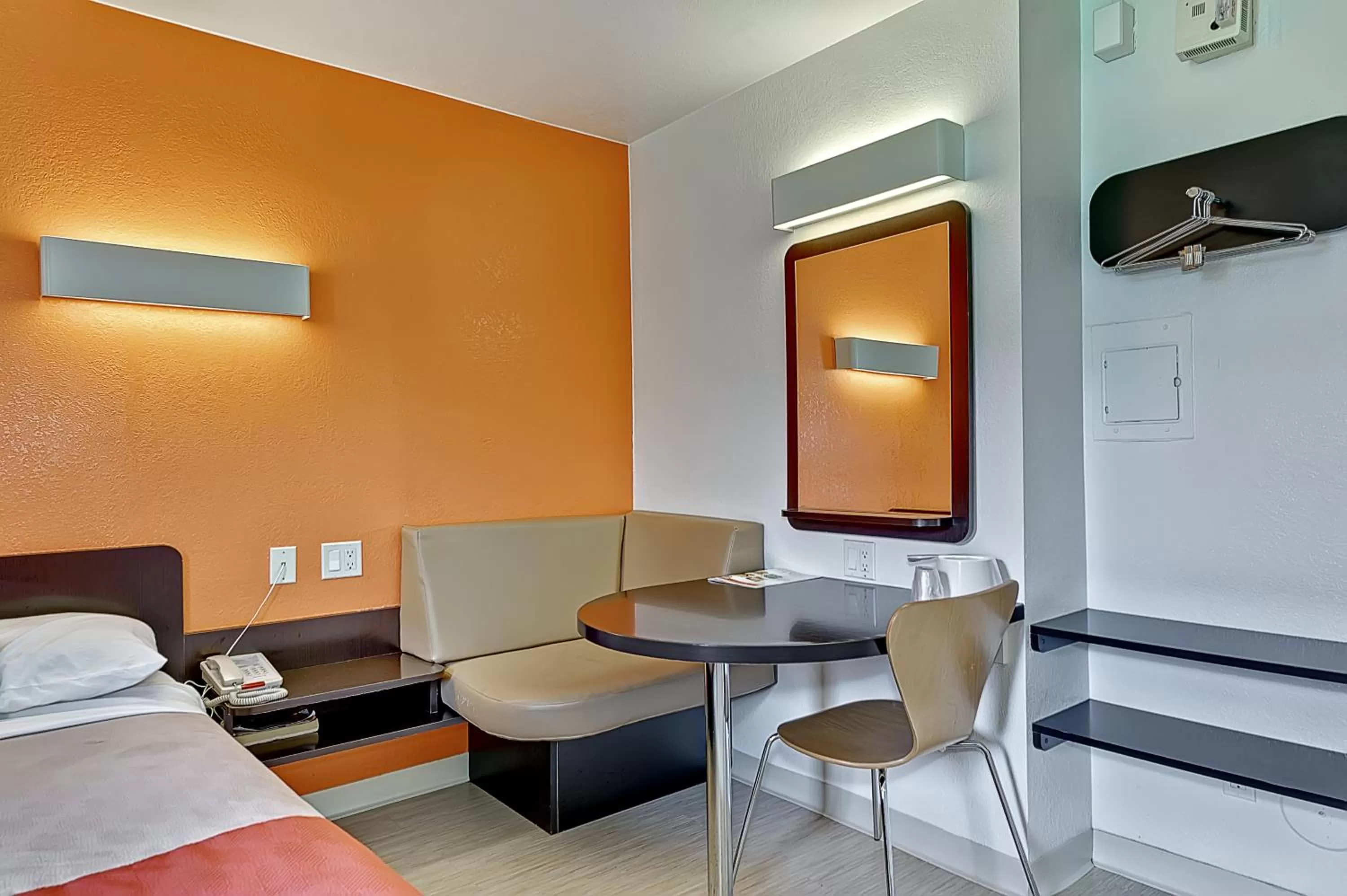 Decorative detail, Bed in Motel 6-Villa Park, IL - Chicago West