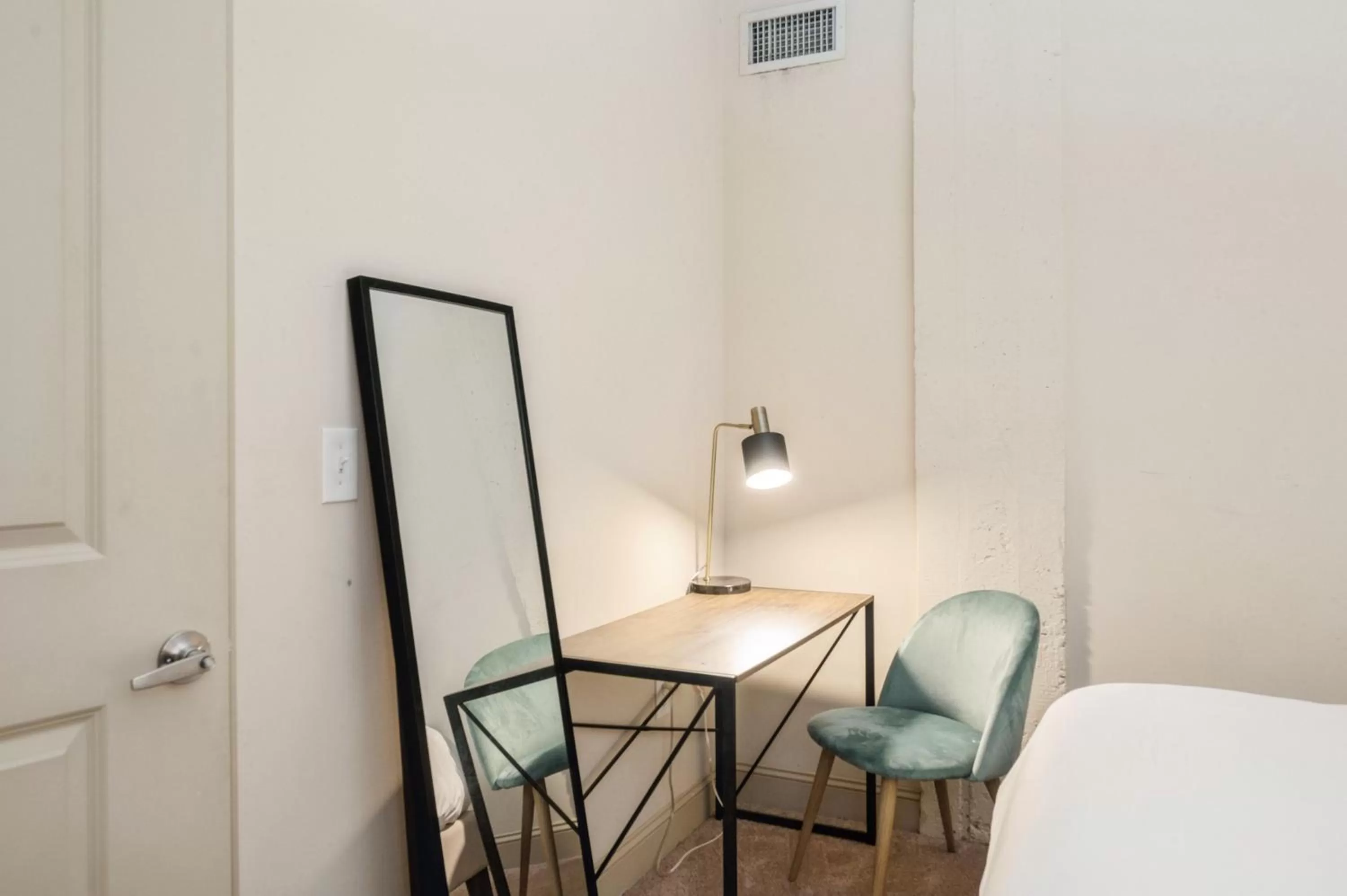 Living room, Bathroom in Kasa Arts District Winston-Salem