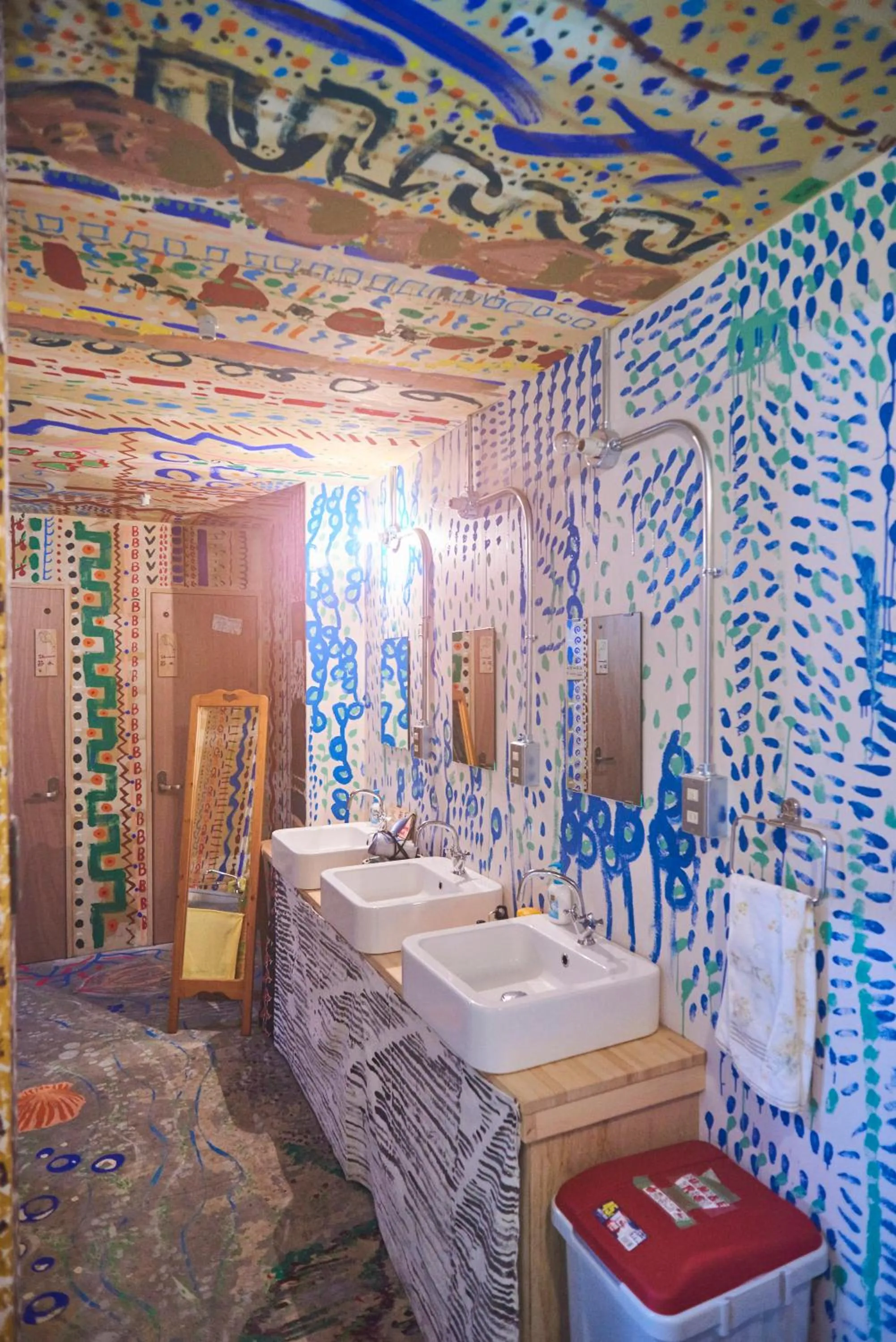 Bathroom in Kamagasaki University of the Arts Cafe Garden Guest House aka Cocoroom