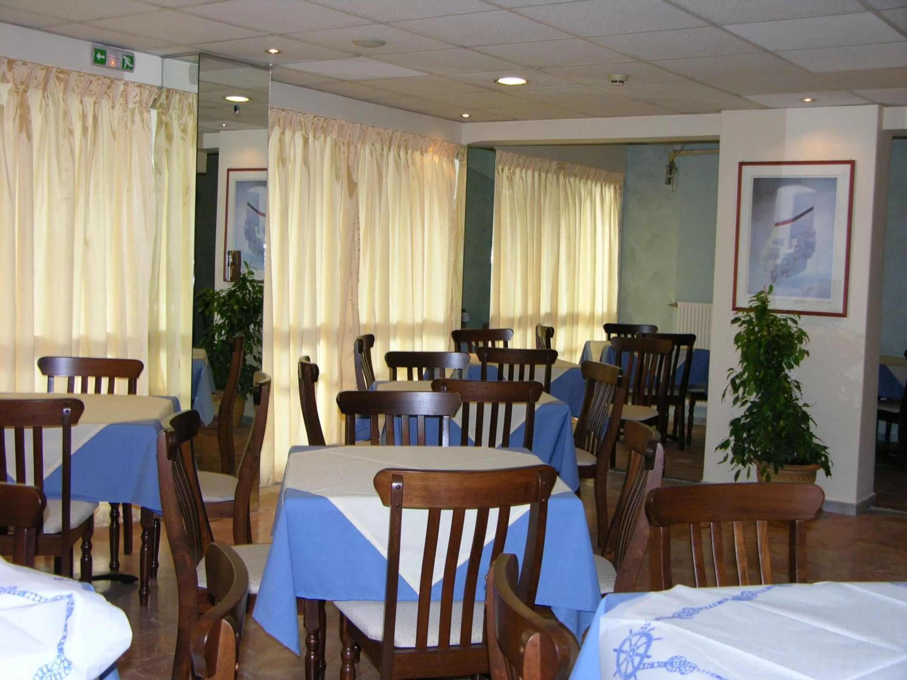 Restaurant/places to eat in Apollo Hotel