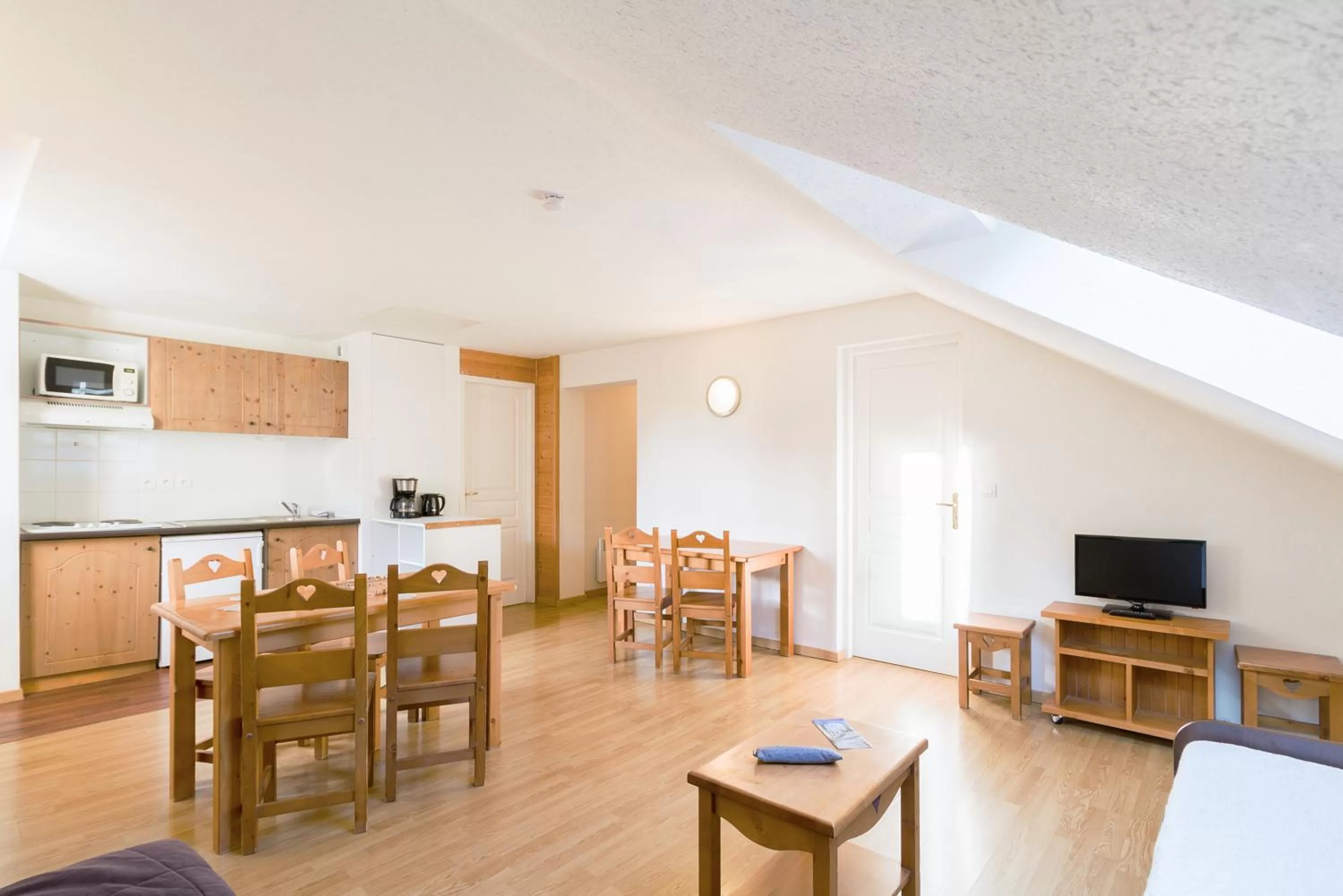 Photo of the whole room in Garden & City Evian - Lugrin