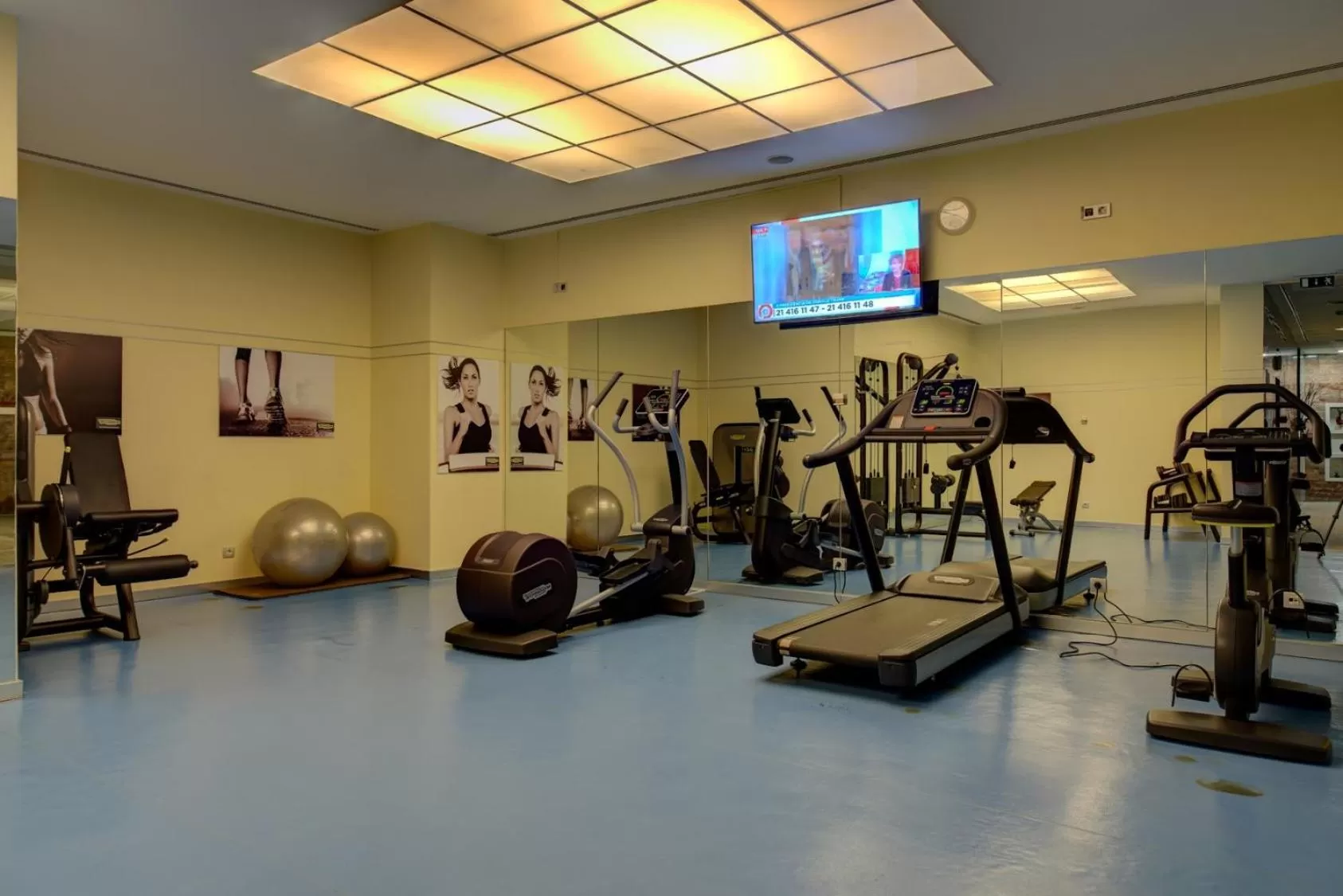 Swimming pool in VIP Executive Entrecampos Hotel & Conference