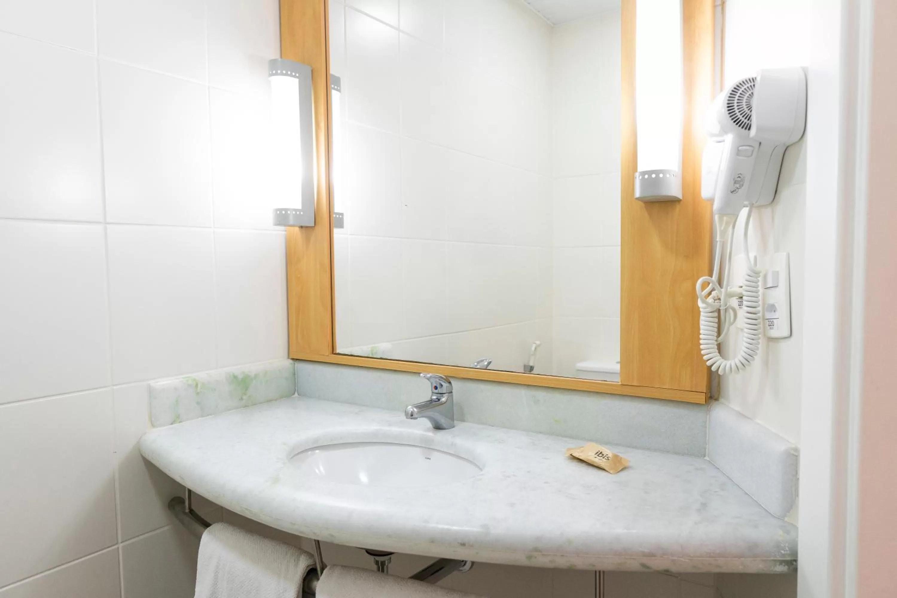 Shower in ibis Porto Alegre Moinhos de Vento